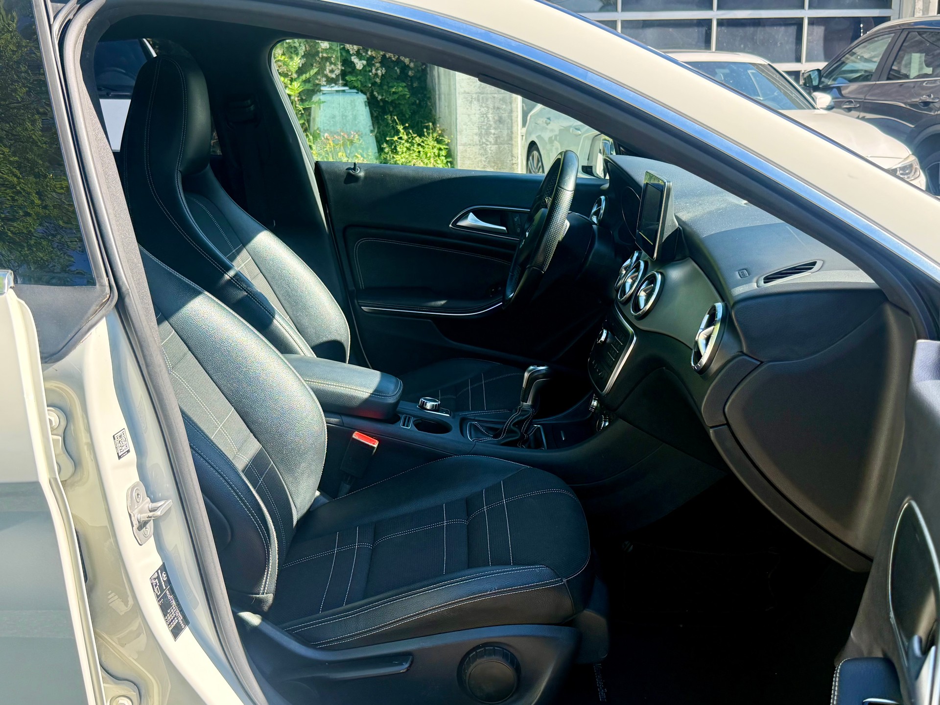 MERCEDES-BENZ CLA 180-image-12
