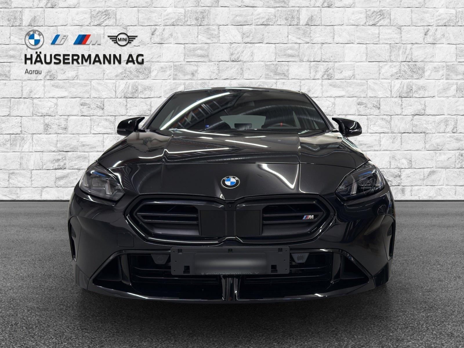 BMW M135i xDrive-showroom-element-1