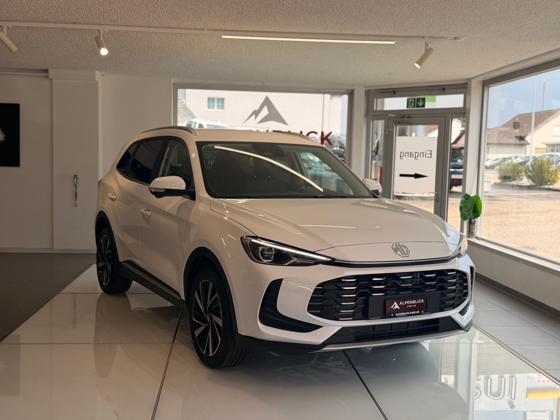 MG ZS 1.5 HEV Luxury-showroom-element-3
