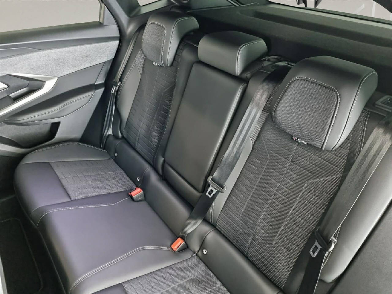 PEUGEOT 3008 1.2 Hybrid 145PS GT *Automat*-image-13