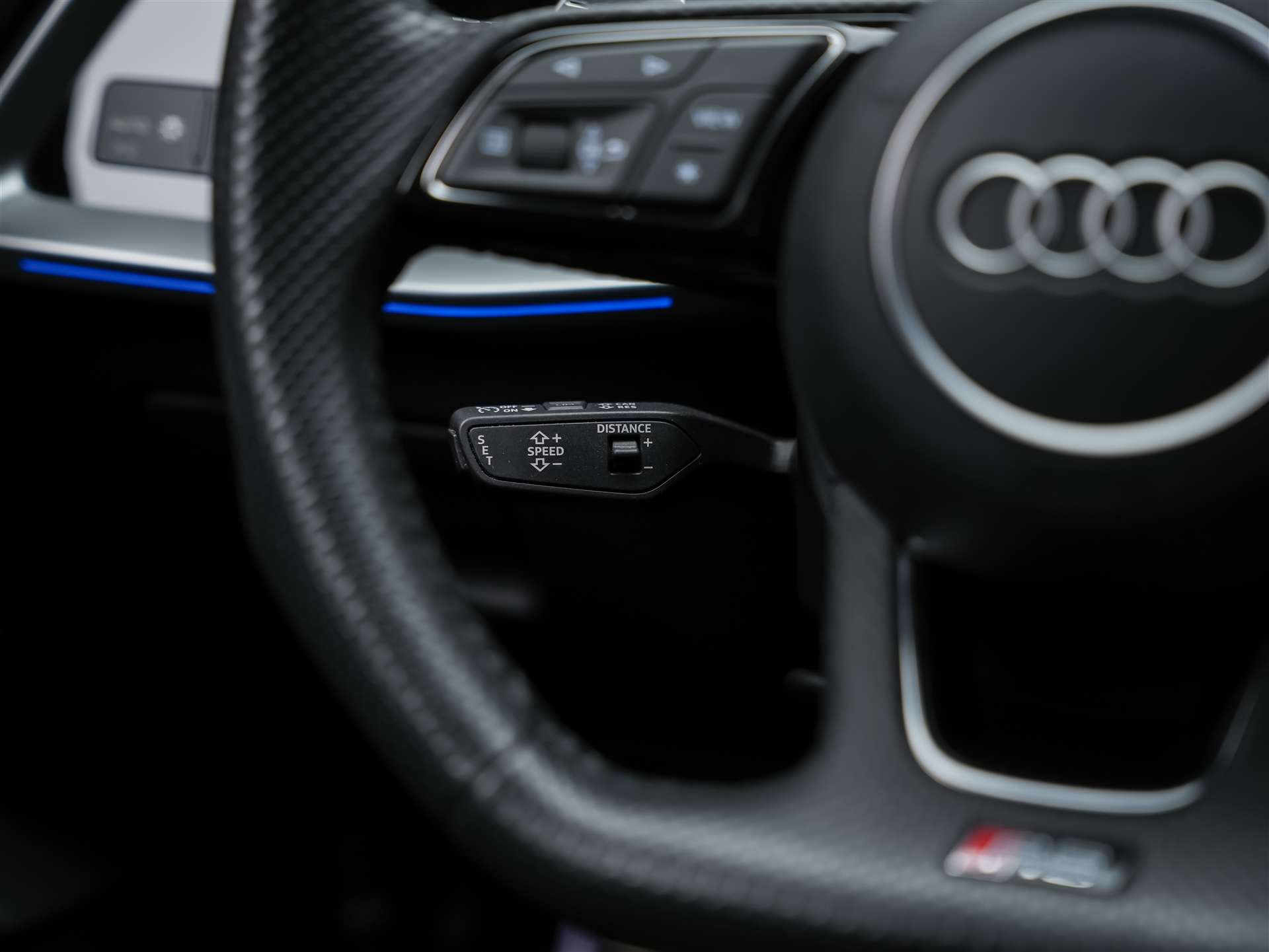AUDI RS3 Limousine 2.5 TSI quattro S-tronic *Massage*Matrix LED*Ambientebeleuchtung*-image-31