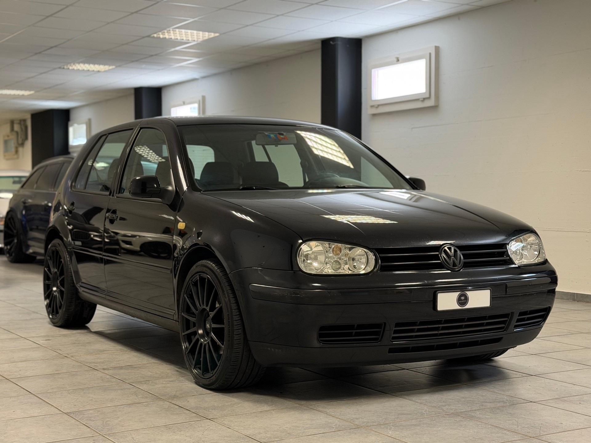 VW Golf 1.8 T GTI-showroom-element-2