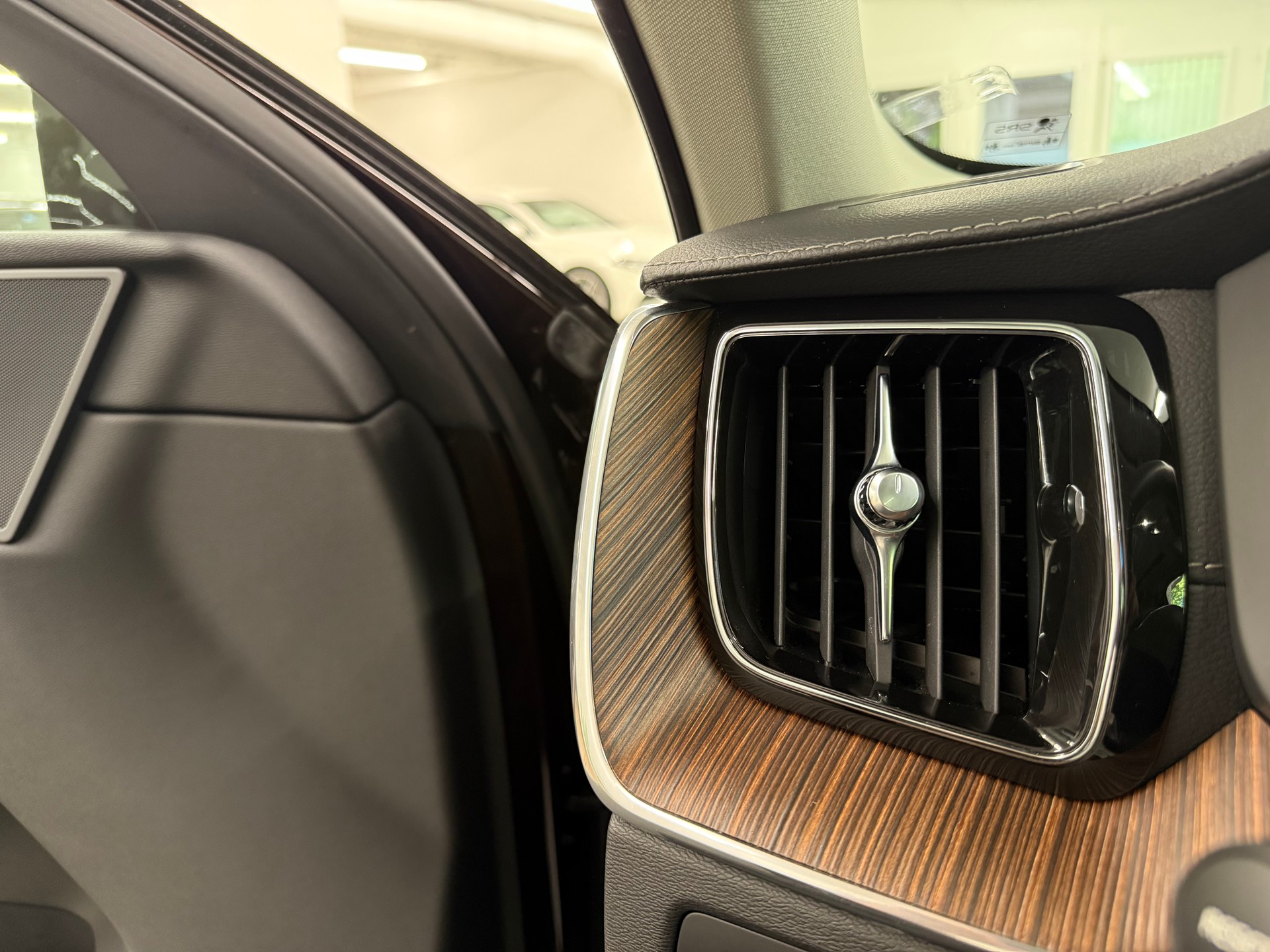 VOLVO XC60 B4 Diesel Mild Hybrid AWD Inscription Geartronic-image-15