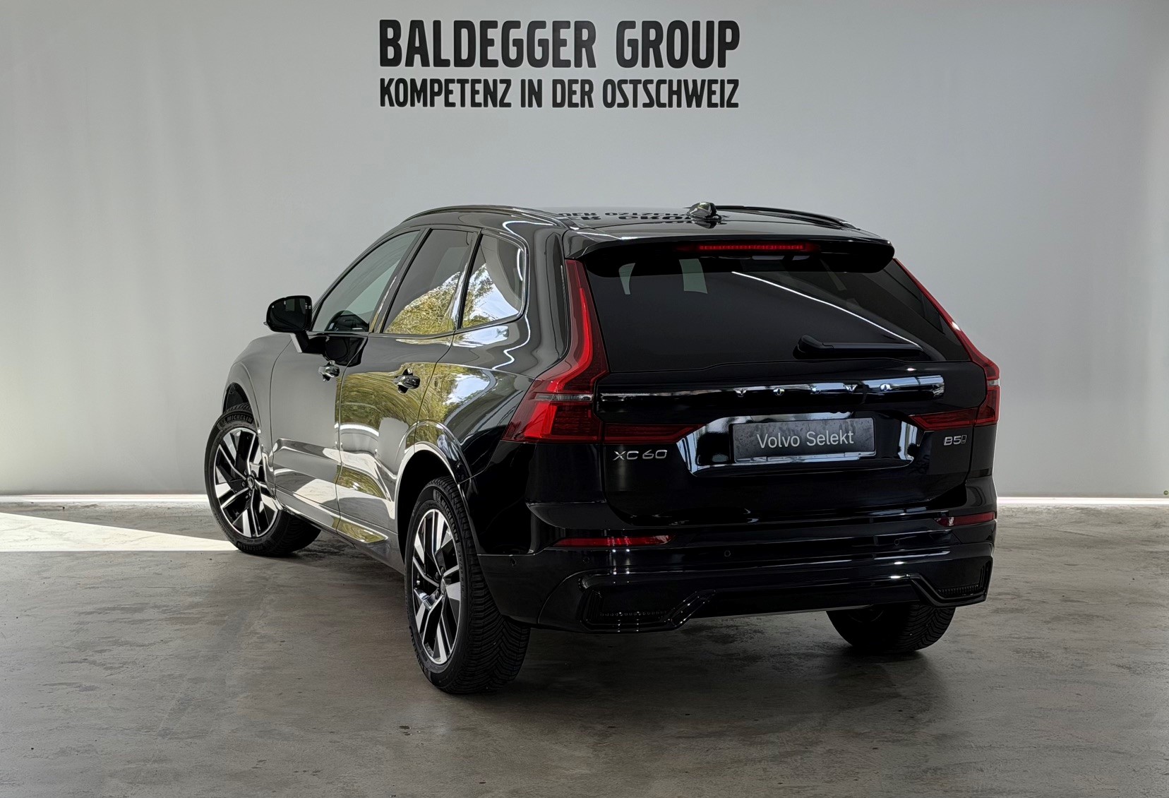 VOLVO XC60 2.0 B5 MH Plus Dark AWD-showroom-element-1