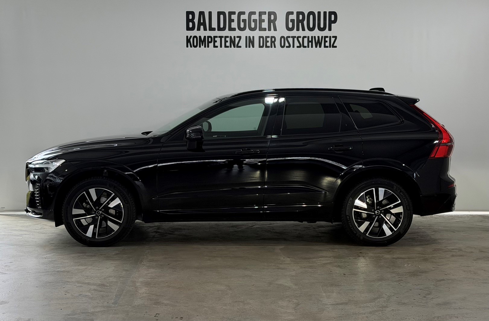 VOLVO XC60 2.0 B5 MH Plus Dark AWD-showroom-element-2
