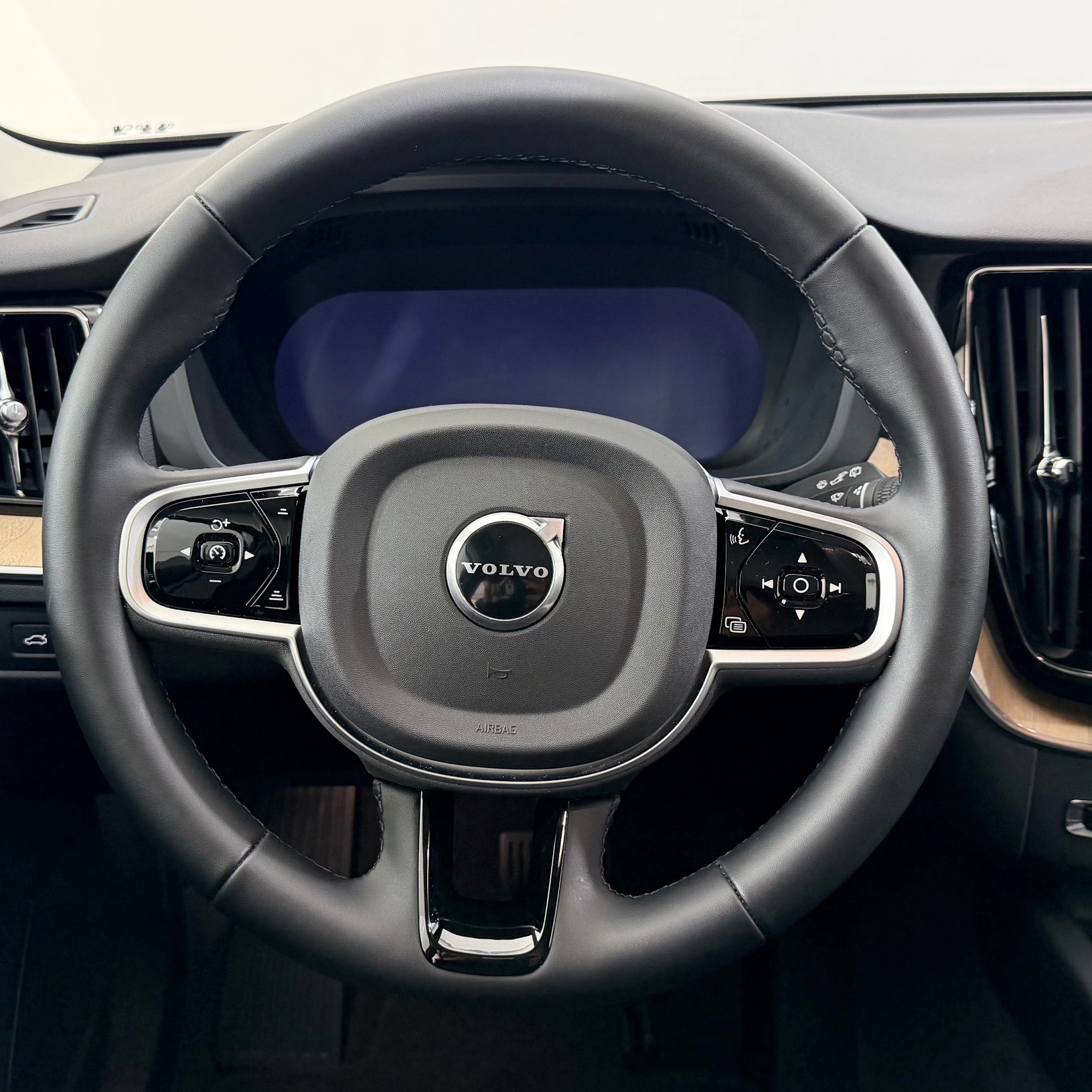 VOLVO XC60 2.0 B5 MH Plus Dark AWD-image-10