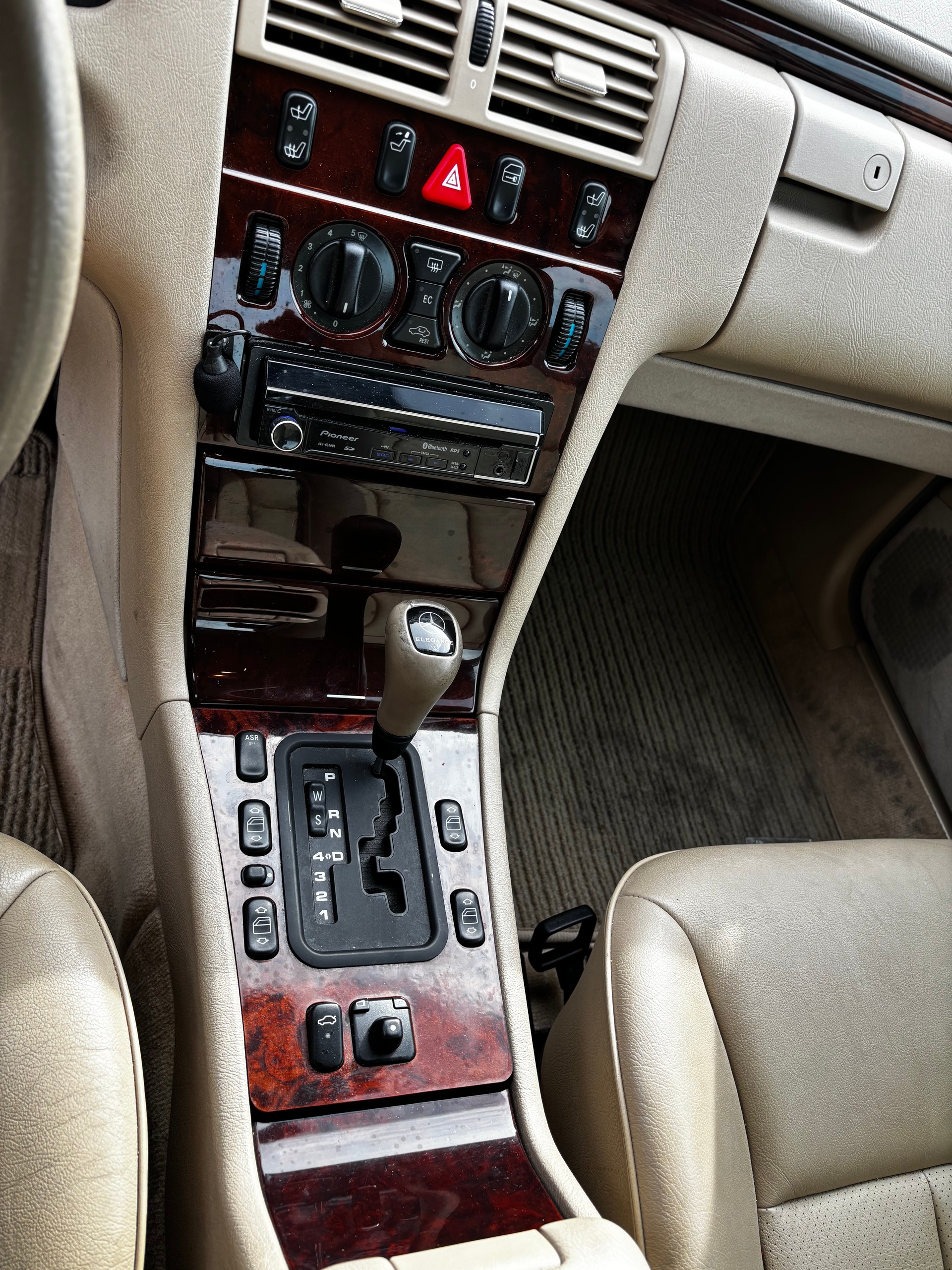 MERCEDES-BENZ E 320 Elégance Automatic-image-11