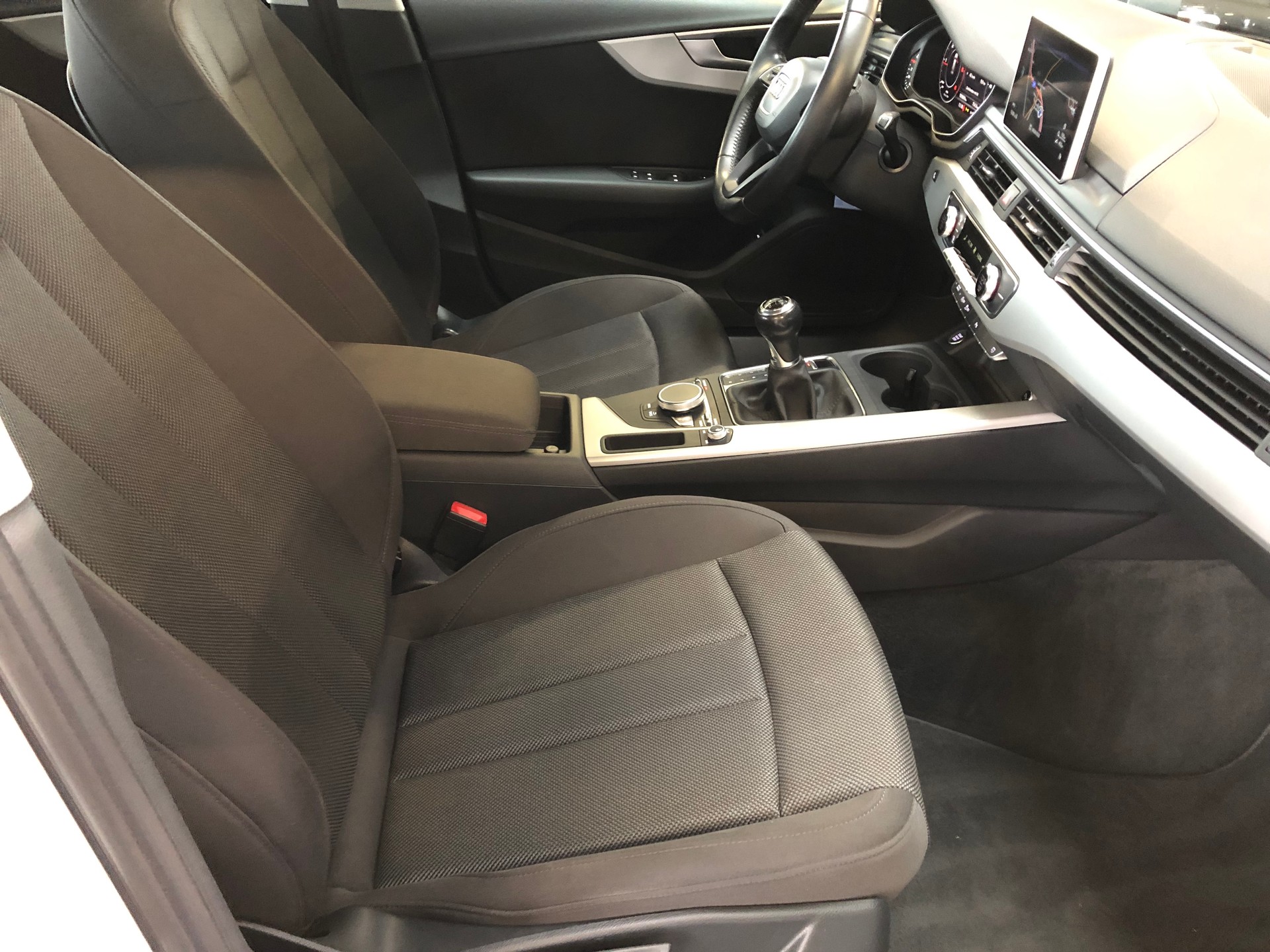 AUDI A4 Avant 2.0 TDI-image-14