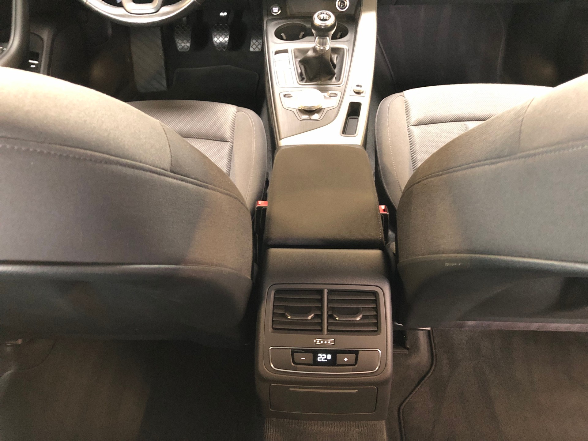 AUDI A4 Avant 2.0 TDI-image-16