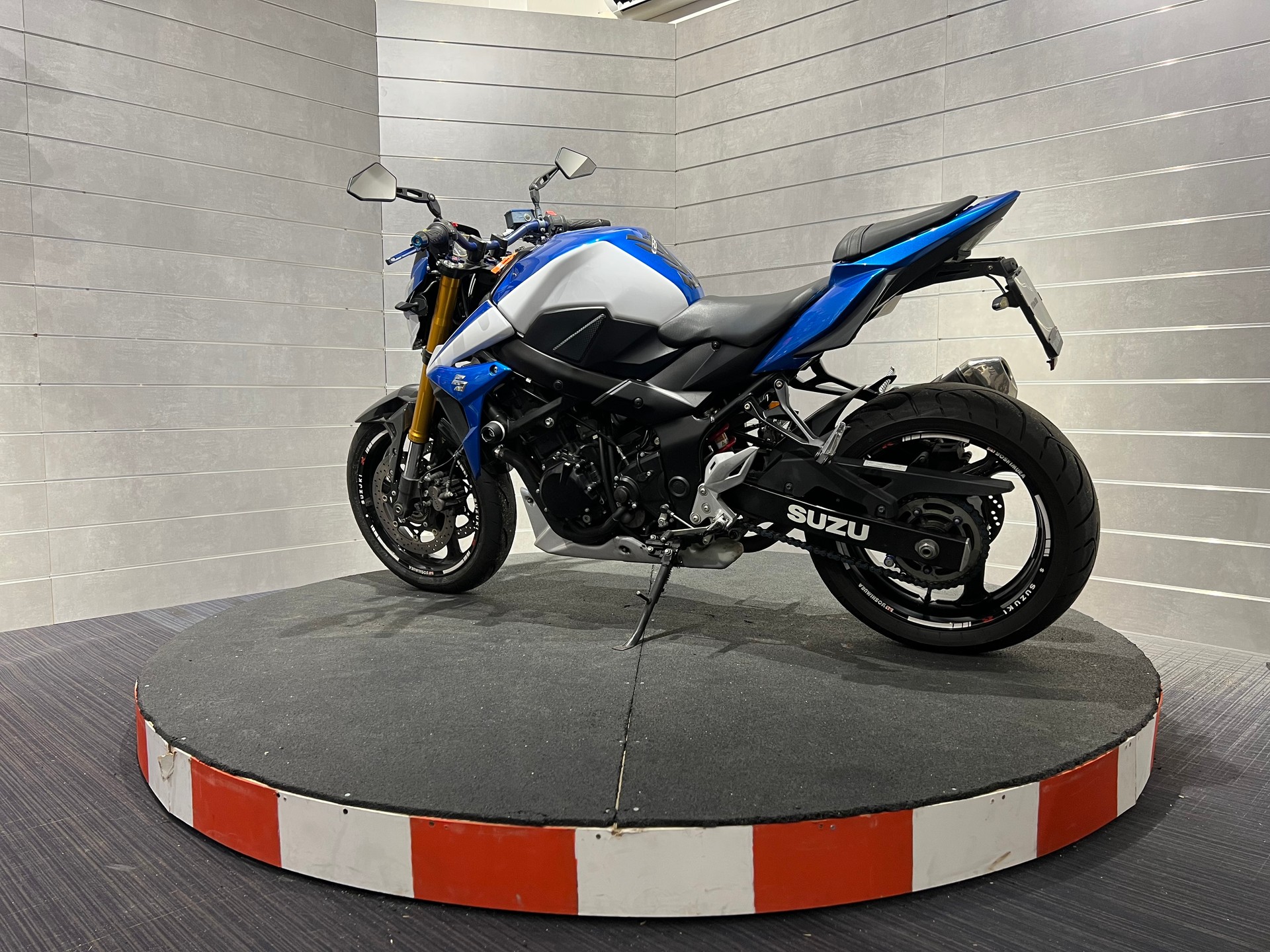 SUZUKI GSR 750 ABS-image-2
