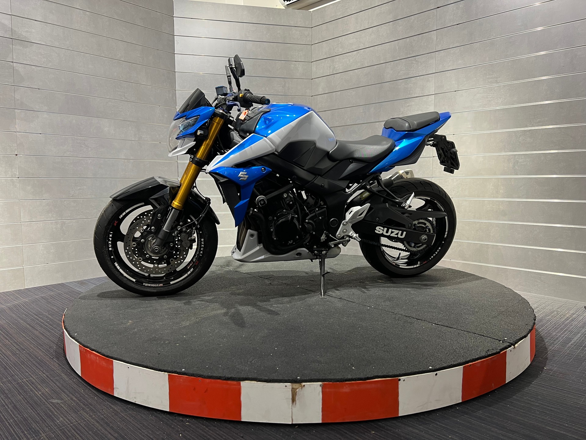 SUZUKI GSR 750 ABS-image-1