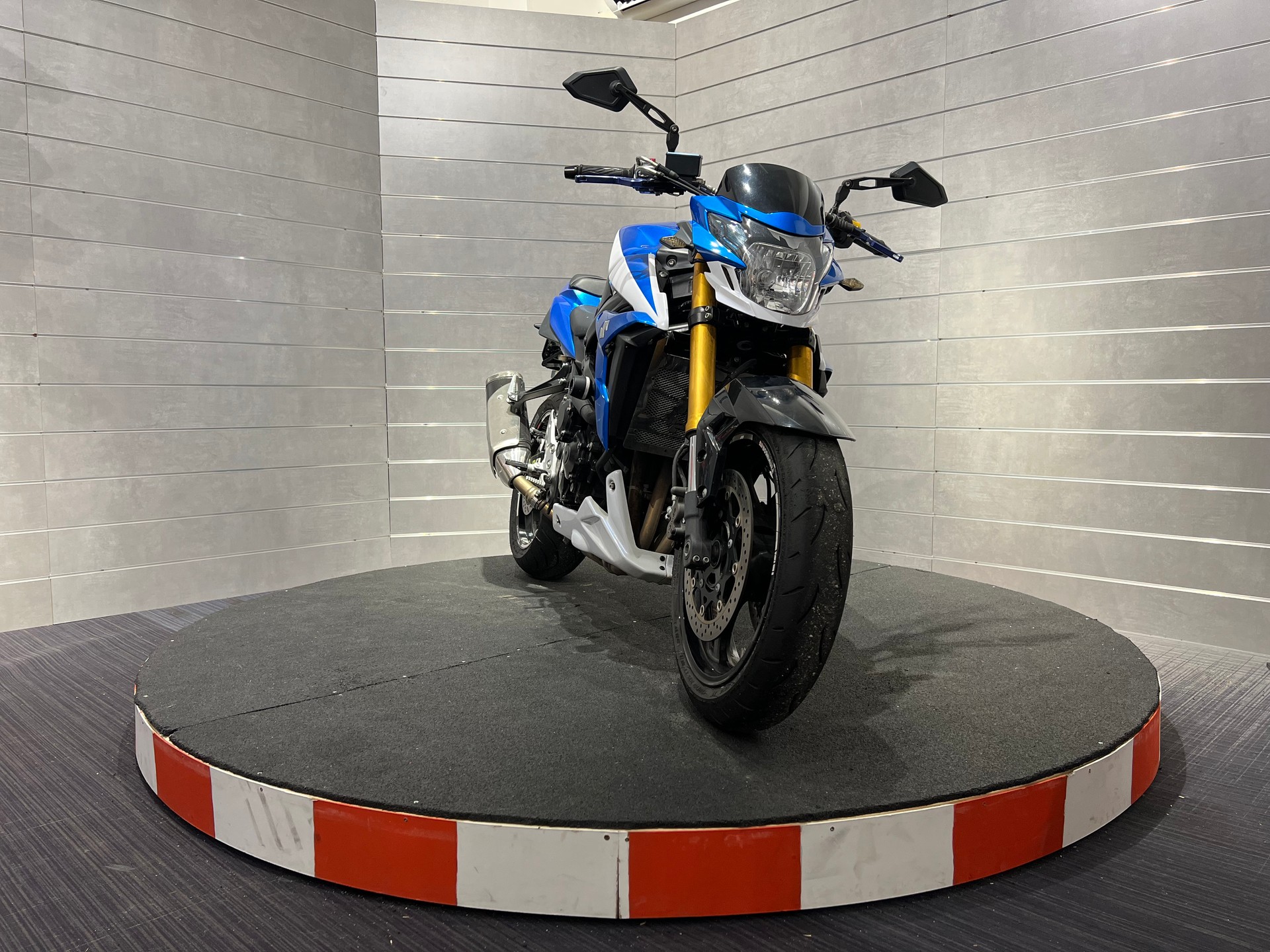 SUZUKI GSR 750 ABS-image-7