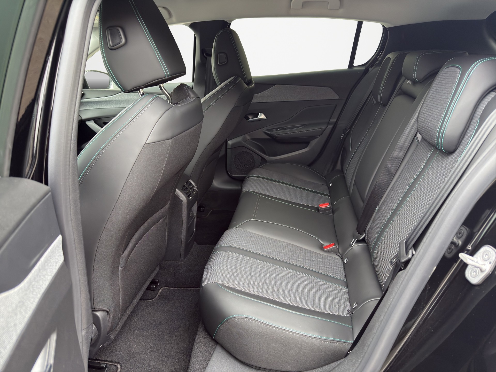 PEUGEOT 308 1.2 Pure Tech Allure EAT8-image-8