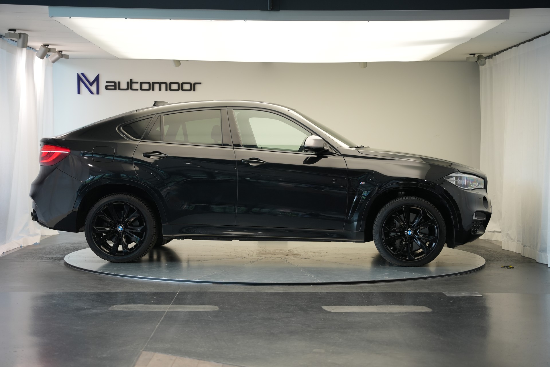 BMW X6 M50d Steptronic-showroom-element-3