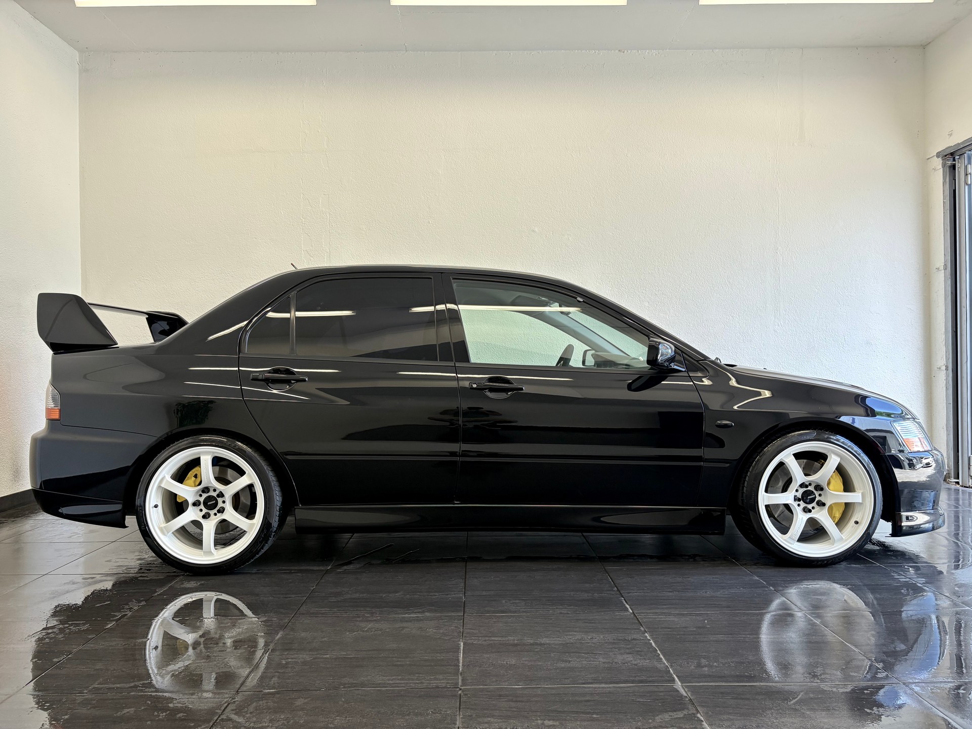 MITSUBISHI EVO IX-showroom-element-3
