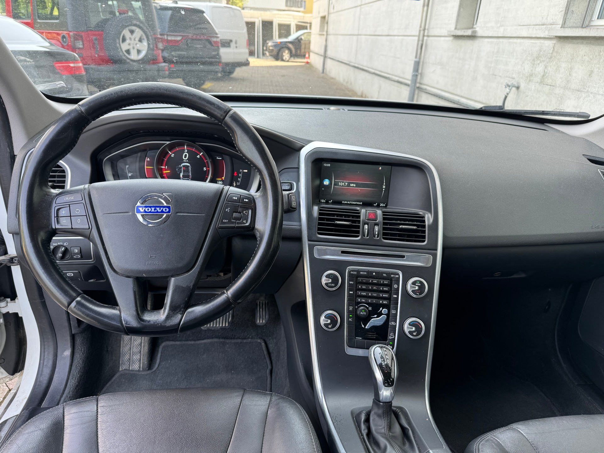 VOLVO XC60 D4 AWD Momentum Geartronic-image-6