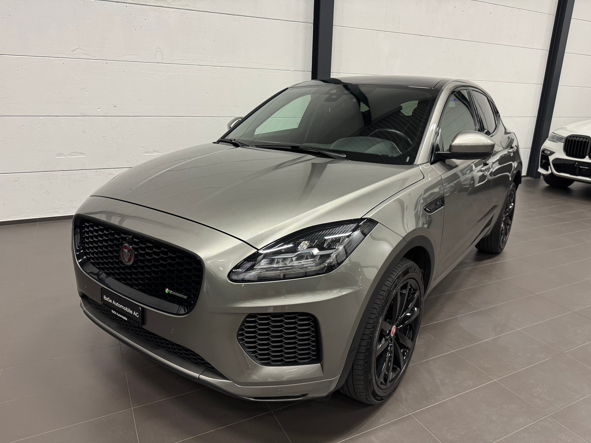 JAGUAR E-Pace P200 R-Dynamic SE AWD Automatik-showroom-element-2