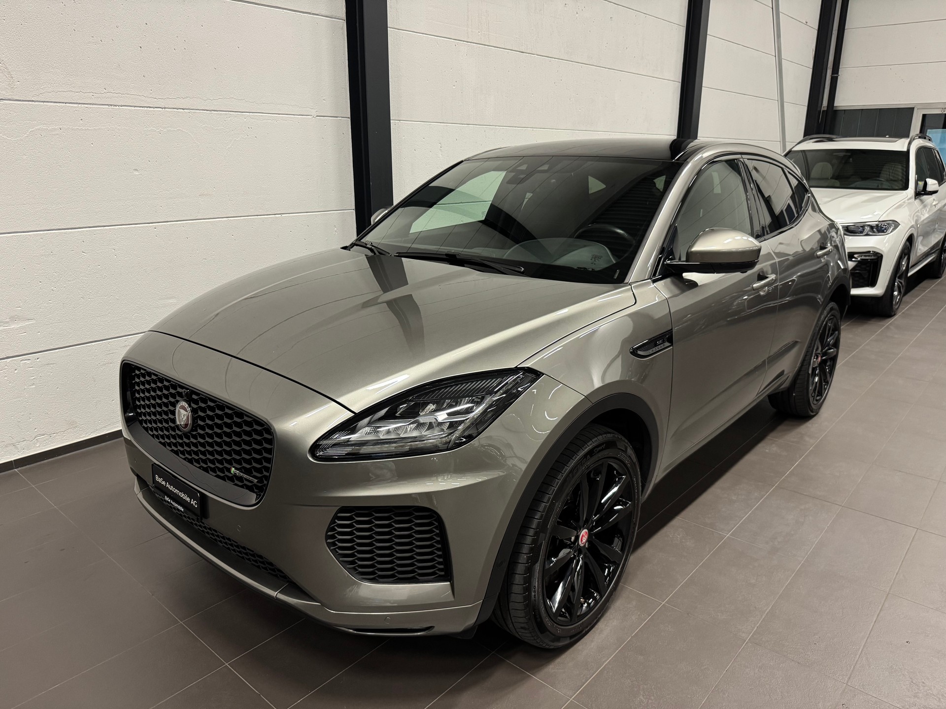 JAGUAR E-Pace P200 R-Dynamic SE AWD Automatik-image-4