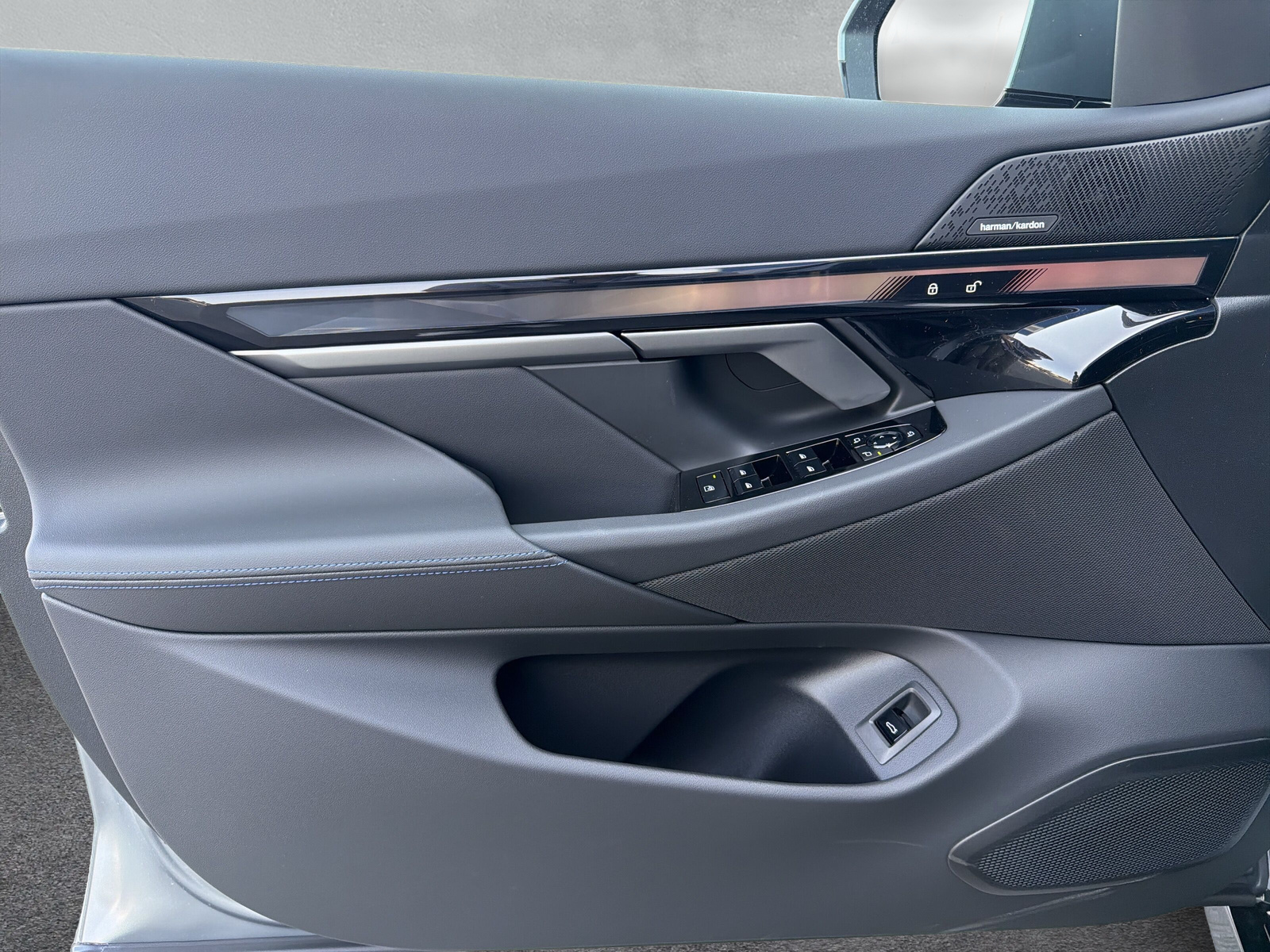 BMW i5 xDrive40 M Sport Pro-image-21