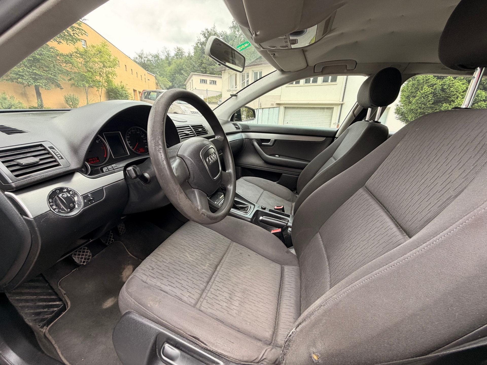 AUDI A4 Avant 2.0-image-9