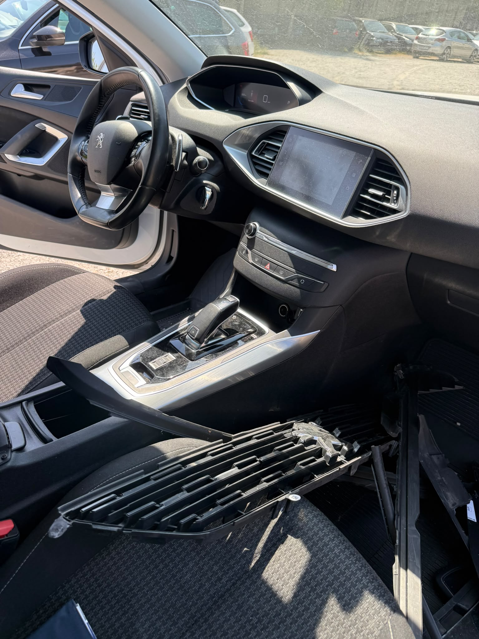 PEUGEOT 308 SW 1.5 BlueHDI Allure EAT8-image-9