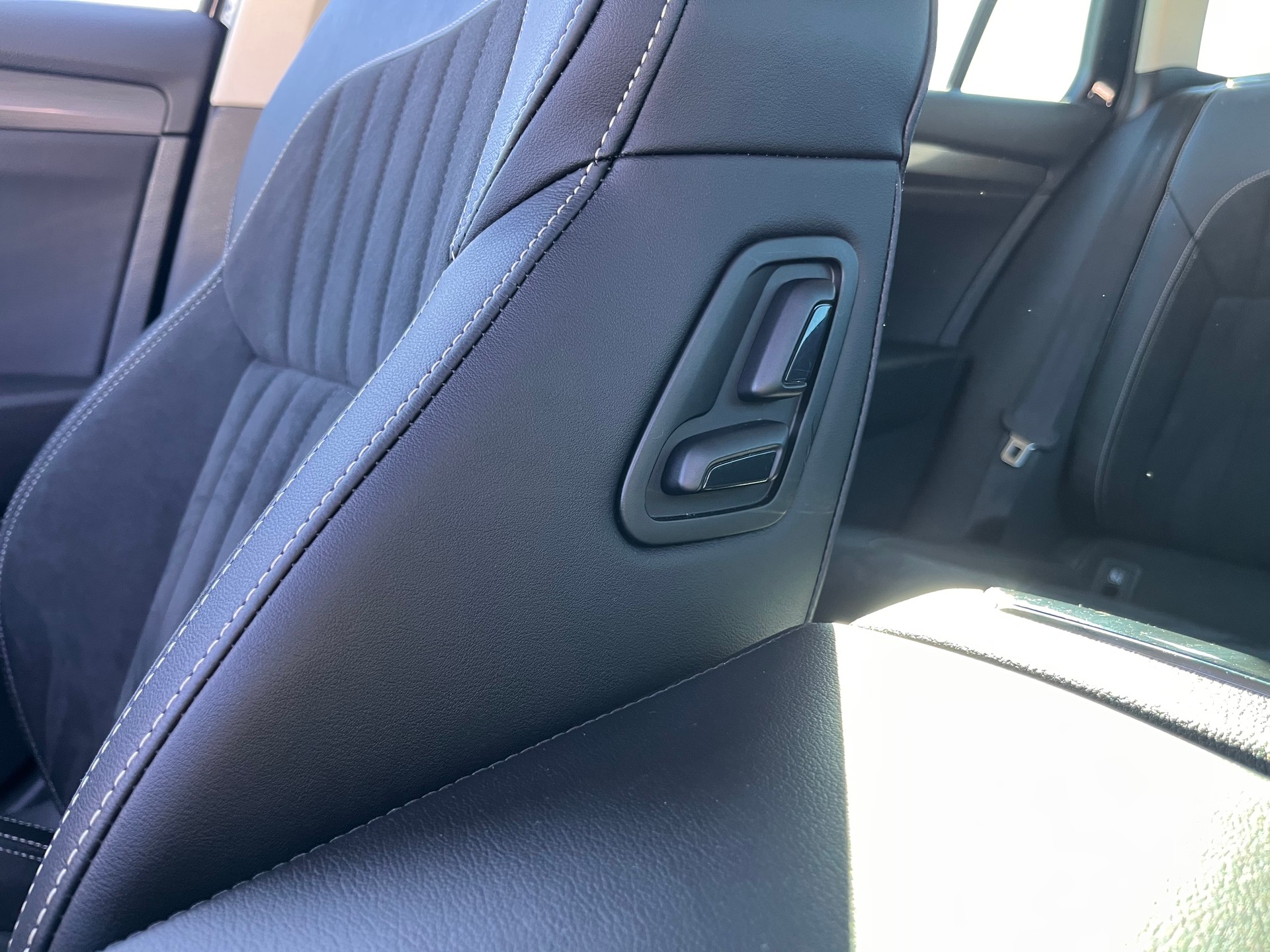 SKODA Superb Combi 2.0 TDi Style 4x4 DSG * MY SKODA PAKET - LEDER ALCANTARA - 1.HAND - AHK 2200kg *-image-18