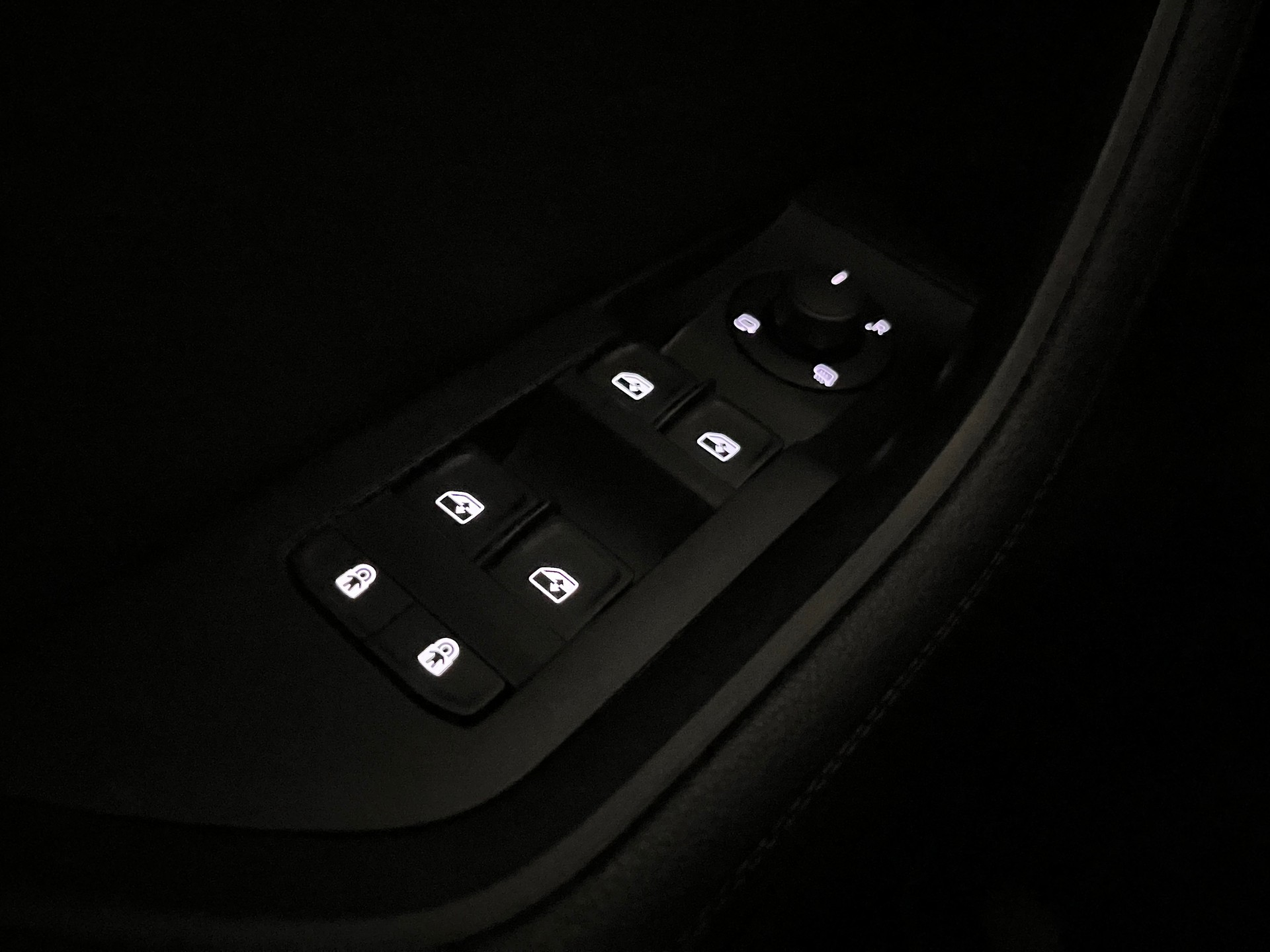 SKODA Superb Combi 2.0 TDi Style 4x4 DSG * MY SKODA PAKET - LEDER ALCANTARA - 1.HAND - AHK 2200kg *-image-28