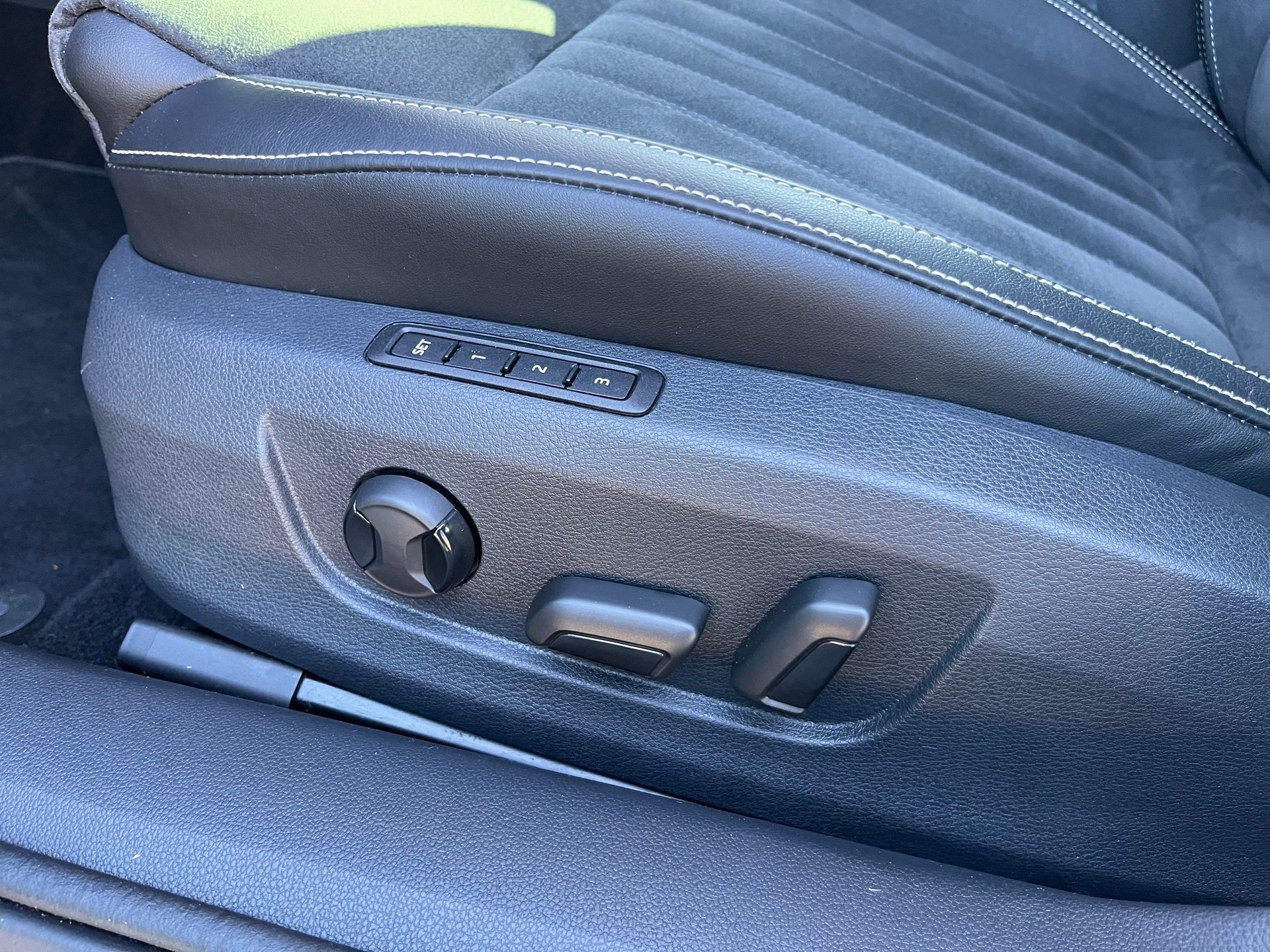 SKODA Superb Combi 2.0 TDi Style 4x4 DSG * MY SKODA PAKET - LEDER ALCANTARA - 1.HAND - AHK 2200kg *-image-17