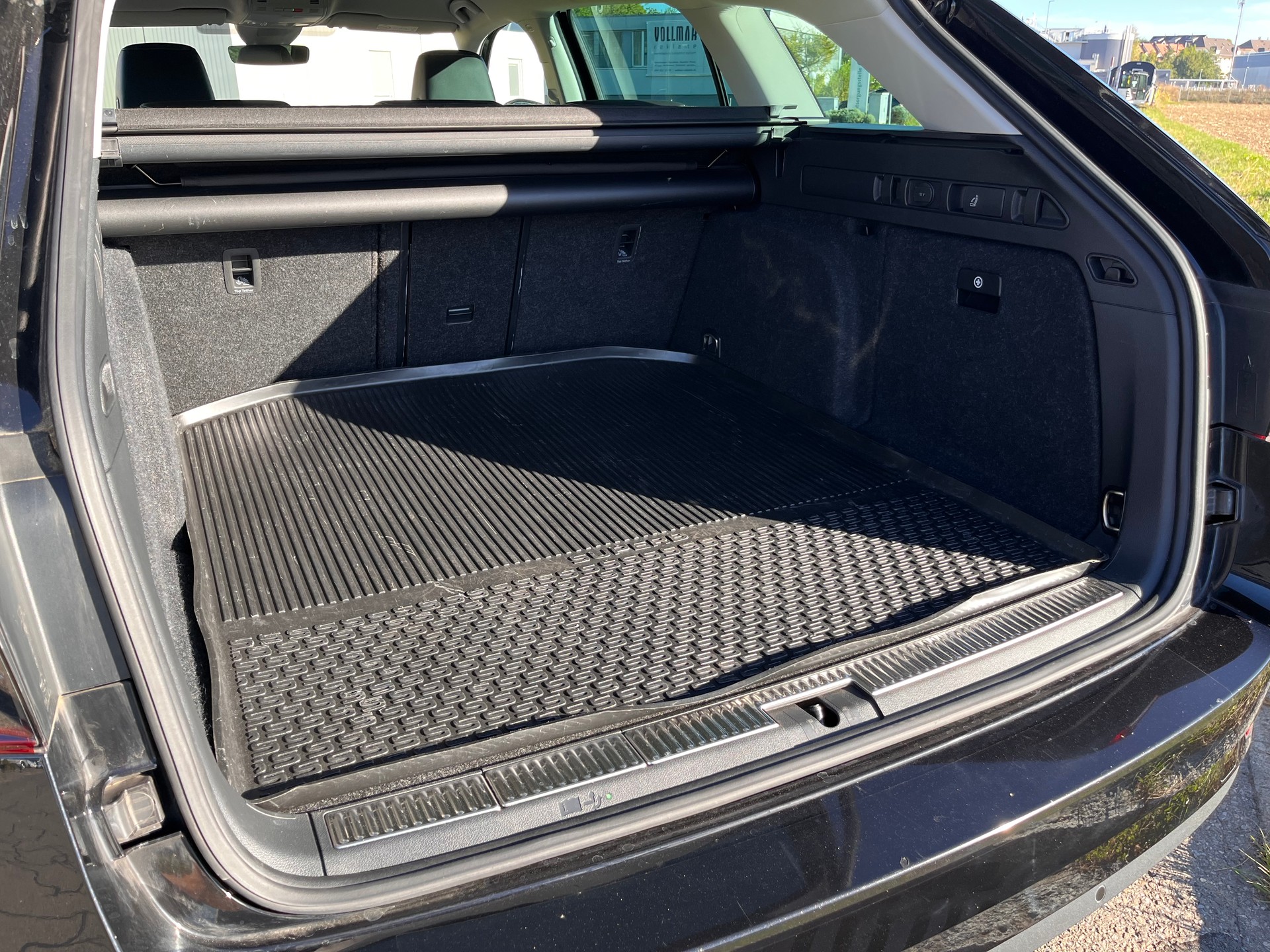 SKODA Superb Combi 2.0 TDi Style 4x4 DSG * MY SKODA PAKET - LEDER ALCANTARA - 1.HAND - AHK 2200kg *-image-19