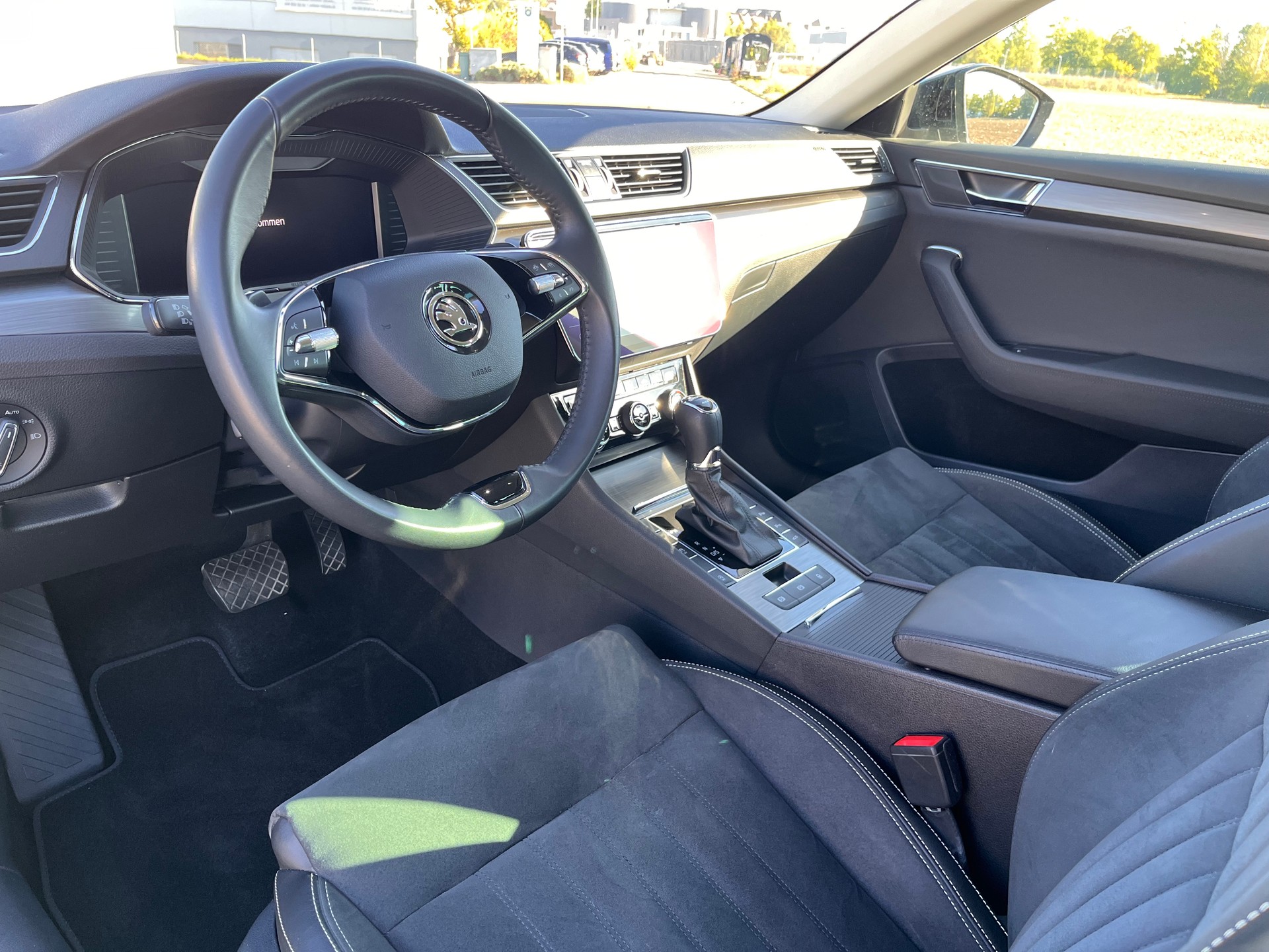 SKODA Superb Combi 2.0 TDi Style 4x4 DSG * MY SKODA PAKET - LEDER ALCANTARA - 1.HAND - AHK 2200kg *-image-12