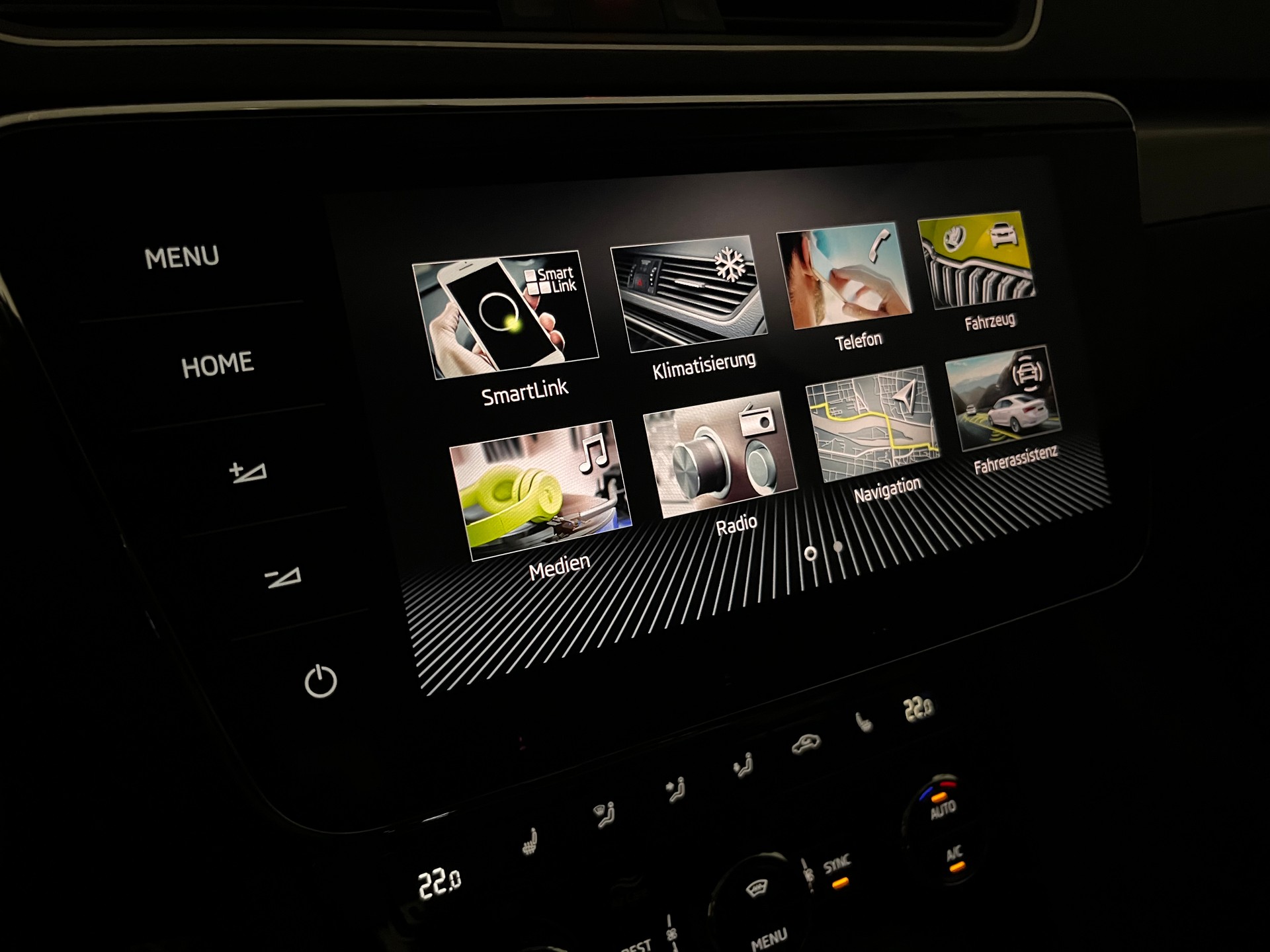 SKODA Superb Combi 2.0 TDi Style 4x4 DSG * MY SKODA PAKET - LEDER ALCANTARA - 1.HAND - AHK 2200kg *-image-23