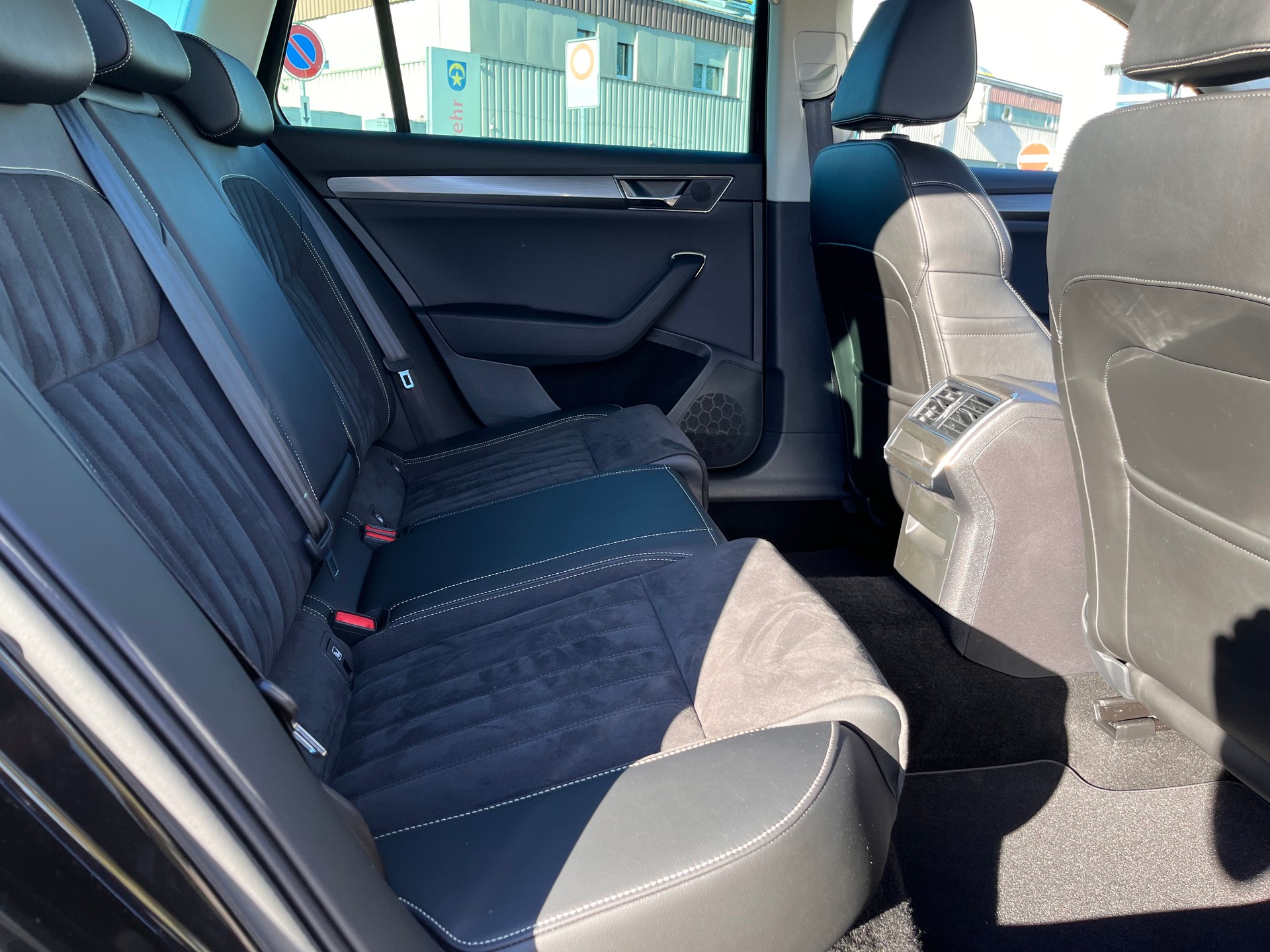 SKODA Superb Combi 2.0 TDi Style 4x4 DSG * MY SKODA PAKET - LEDER ALCANTARA - 1.HAND - AHK 2200kg *-image-16