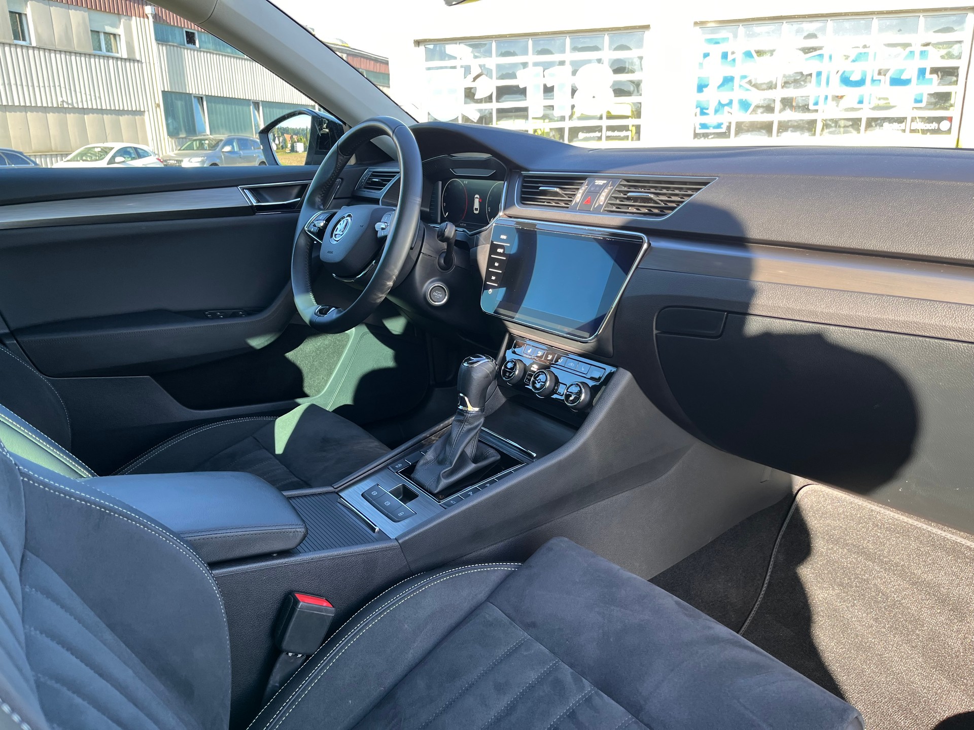 SKODA Superb Combi 2.0 TDi Style 4x4 DSG * MY SKODA PAKET - LEDER ALCANTARA - 1.HAND - AHK 2200kg *-image-14