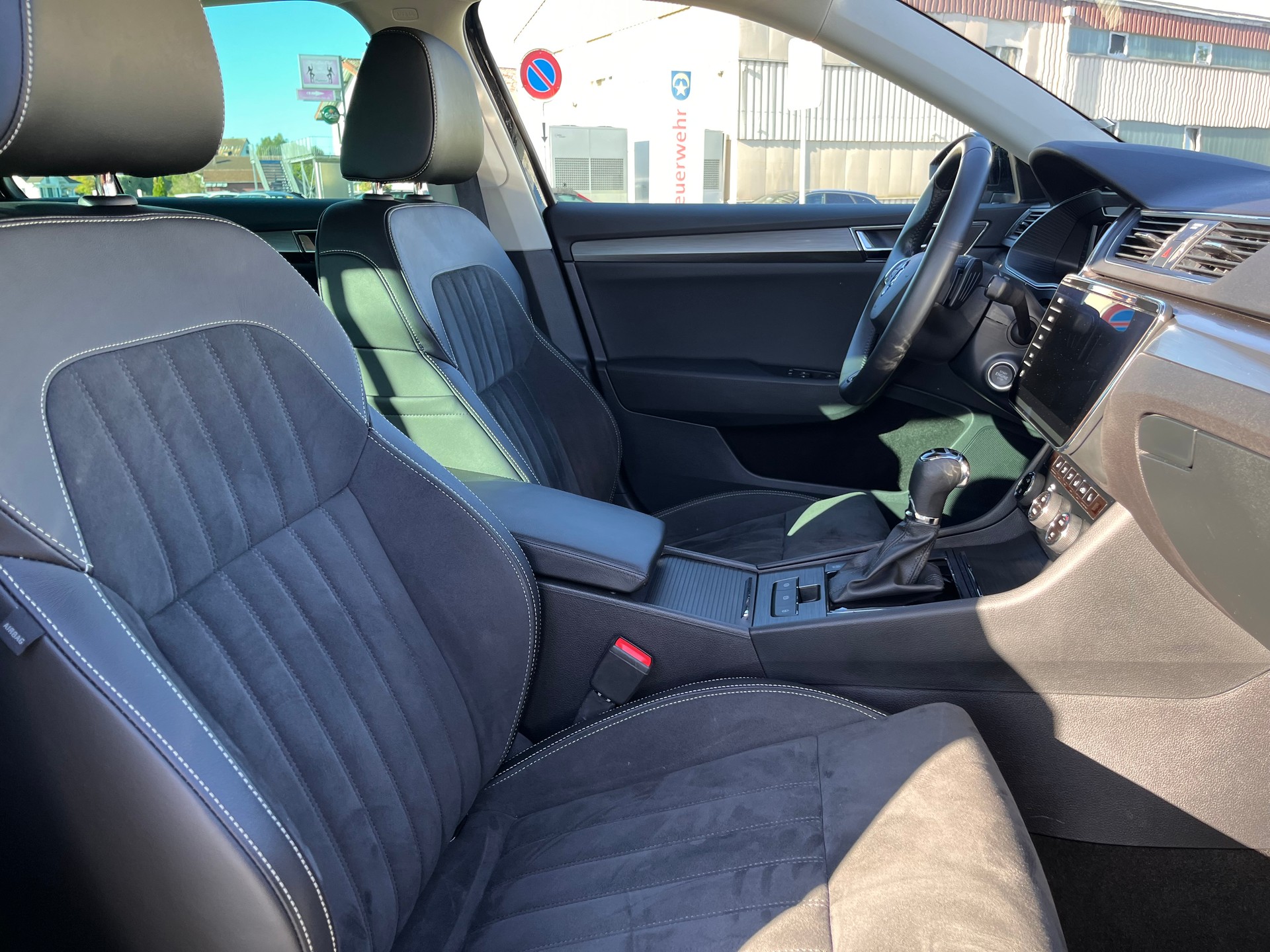 SKODA Superb Combi 2.0 TDi Style 4x4 DSG * MY SKODA PAKET - LEDER ALCANTARA - 1.HAND - AHK 2200kg *-image-15