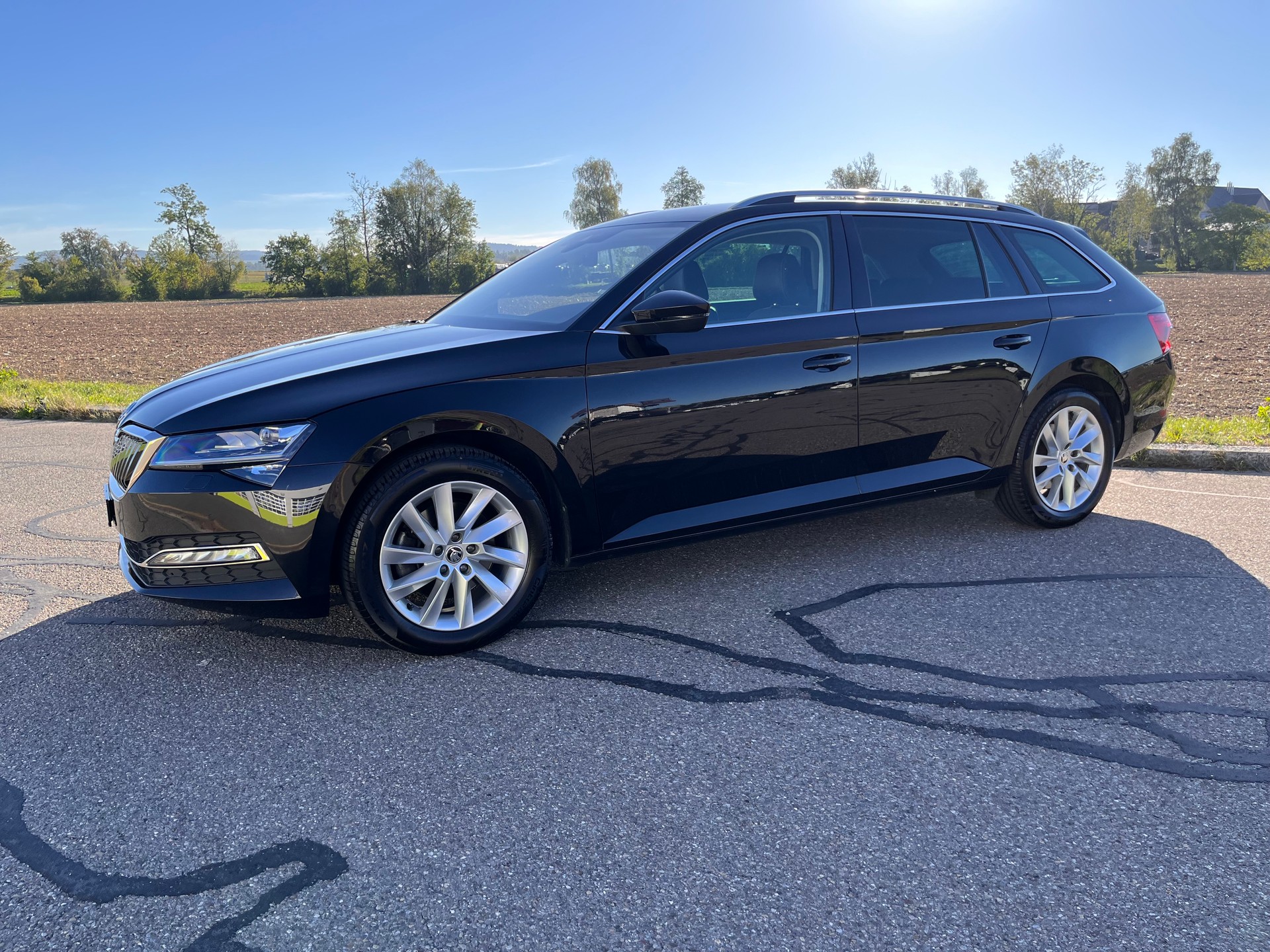 SKODA Superb Combi 2.0 TDi Style 4x4 DSG * MY SKODA PAKET - LEDER ALCANTARA - 1.HAND - AHK 2200kg *-showroom-element-1