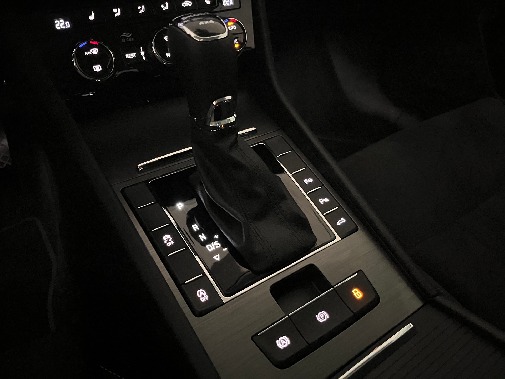 SKODA Superb Combi 2.0 TDi Style 4x4 DSG * MY SKODA PAKET - LEDER ALCANTARA - 1.HAND - AHK 2200kg *-image-21
