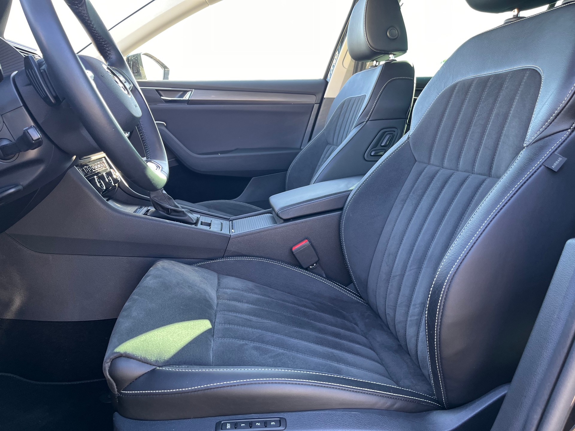 SKODA Superb Combi 2.0 TDi Style 4x4 DSG * MY SKODA PAKET - LEDER ALCANTARA - 1.HAND - AHK 2200kg *-image-13