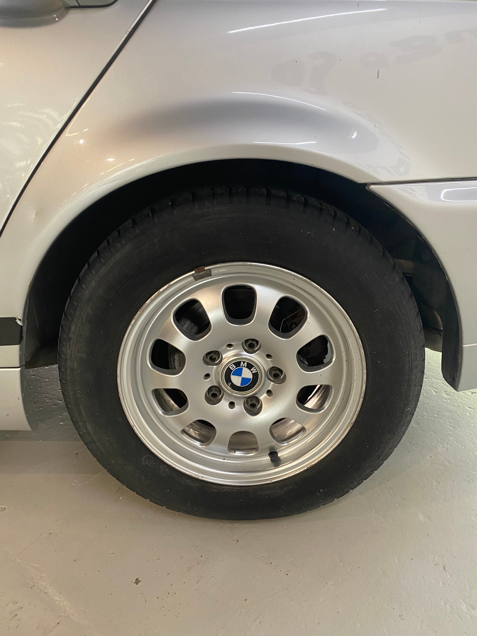 BMW 323i-image-14