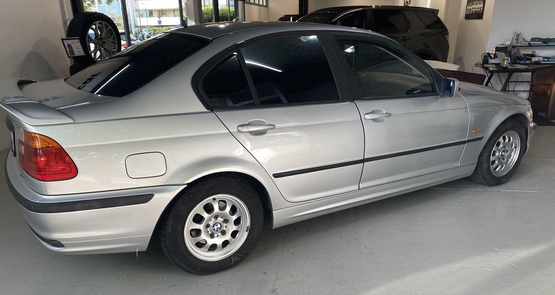 BMW 323i-image-6