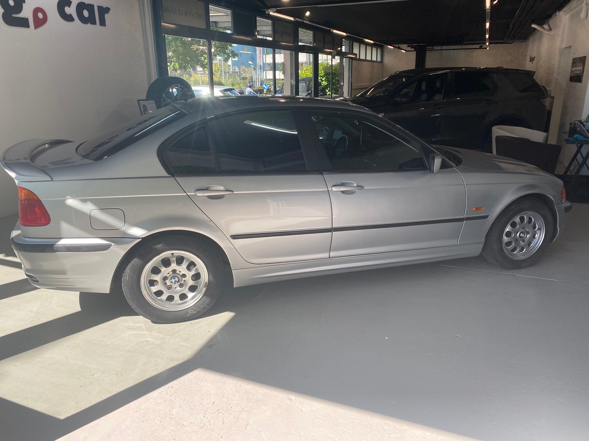 BMW 323i-image-5