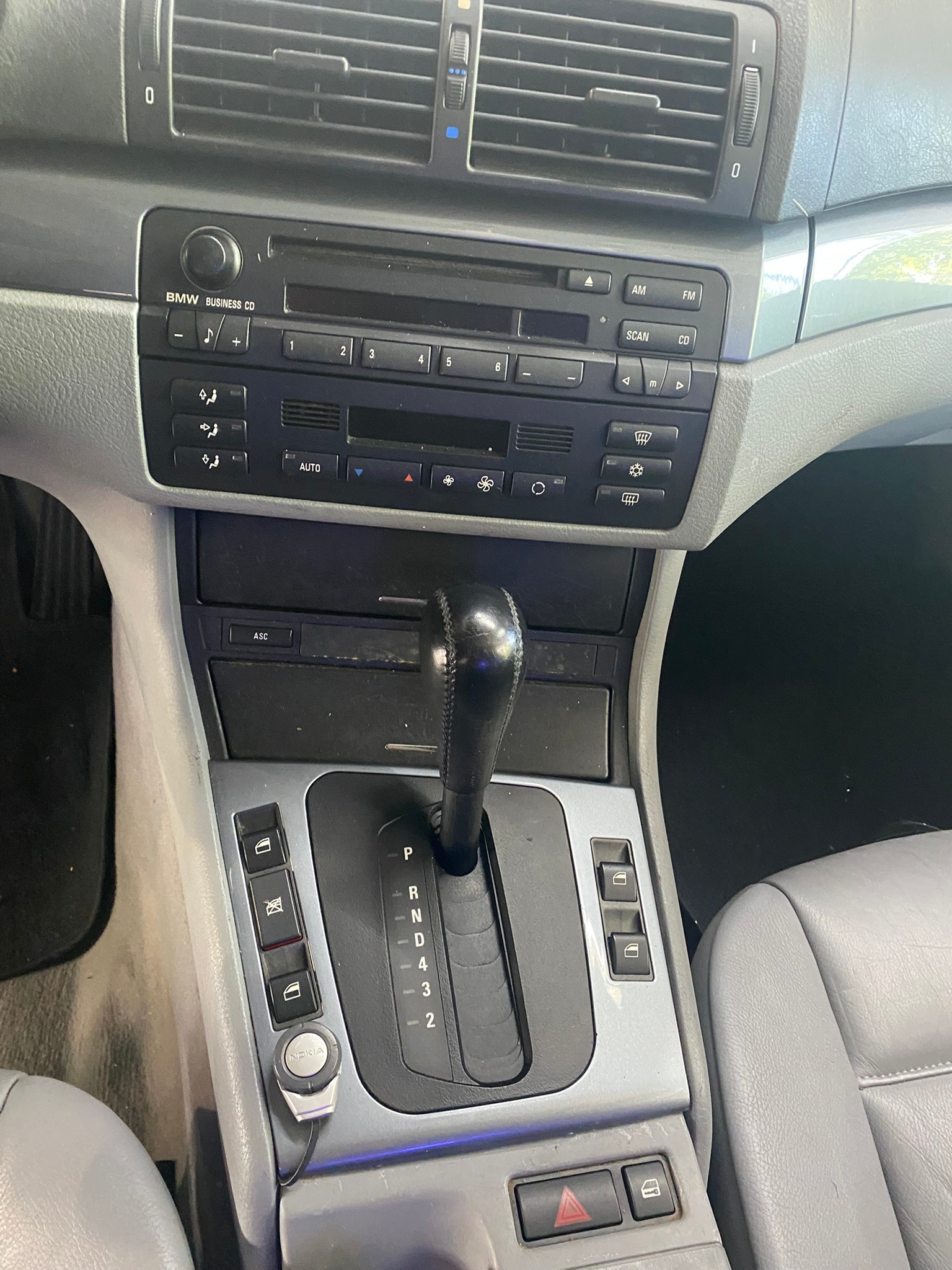 BMW 323i-image-18