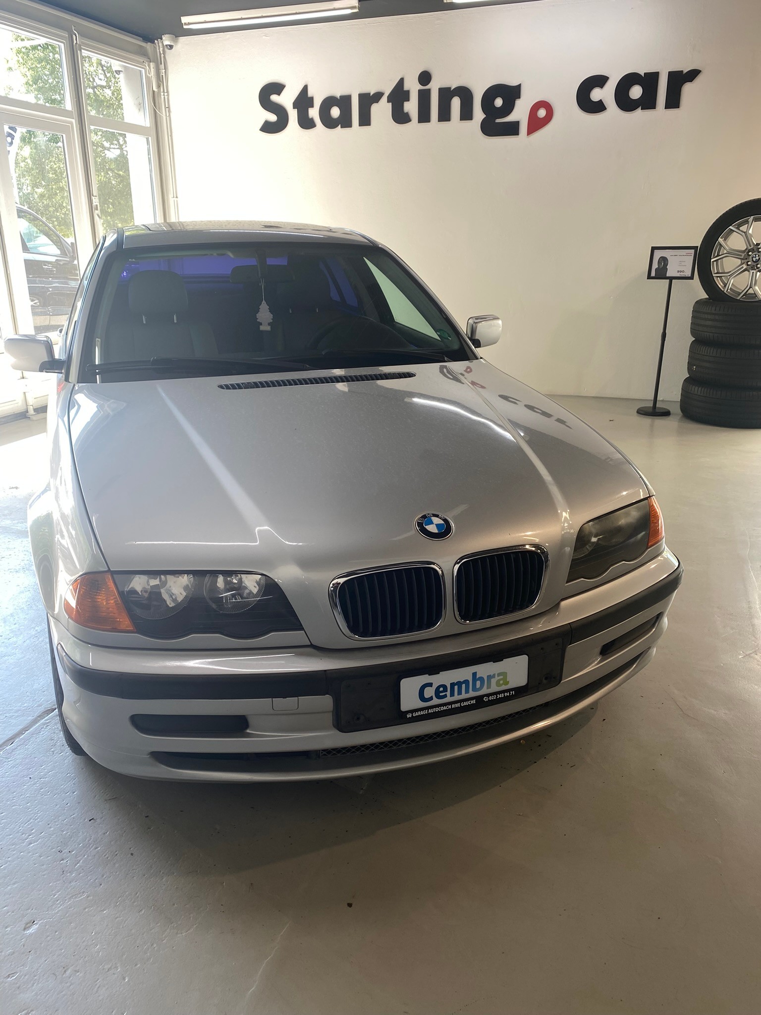 BMW 323i-showroom-element-2