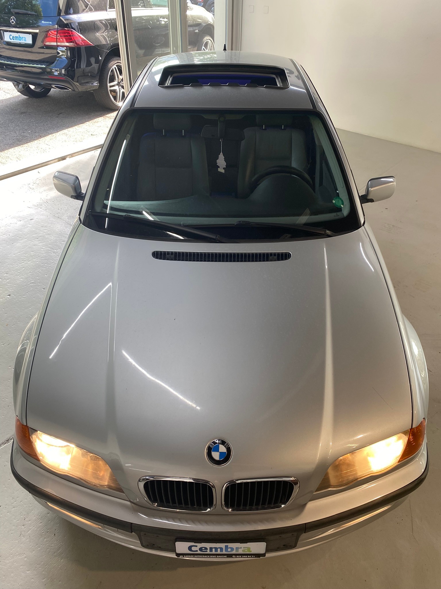 BMW 323i-showroom-element-3