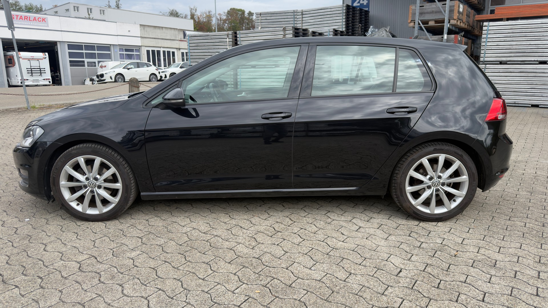 VW Golf 1.4 TSI Highline-showroom-element-1