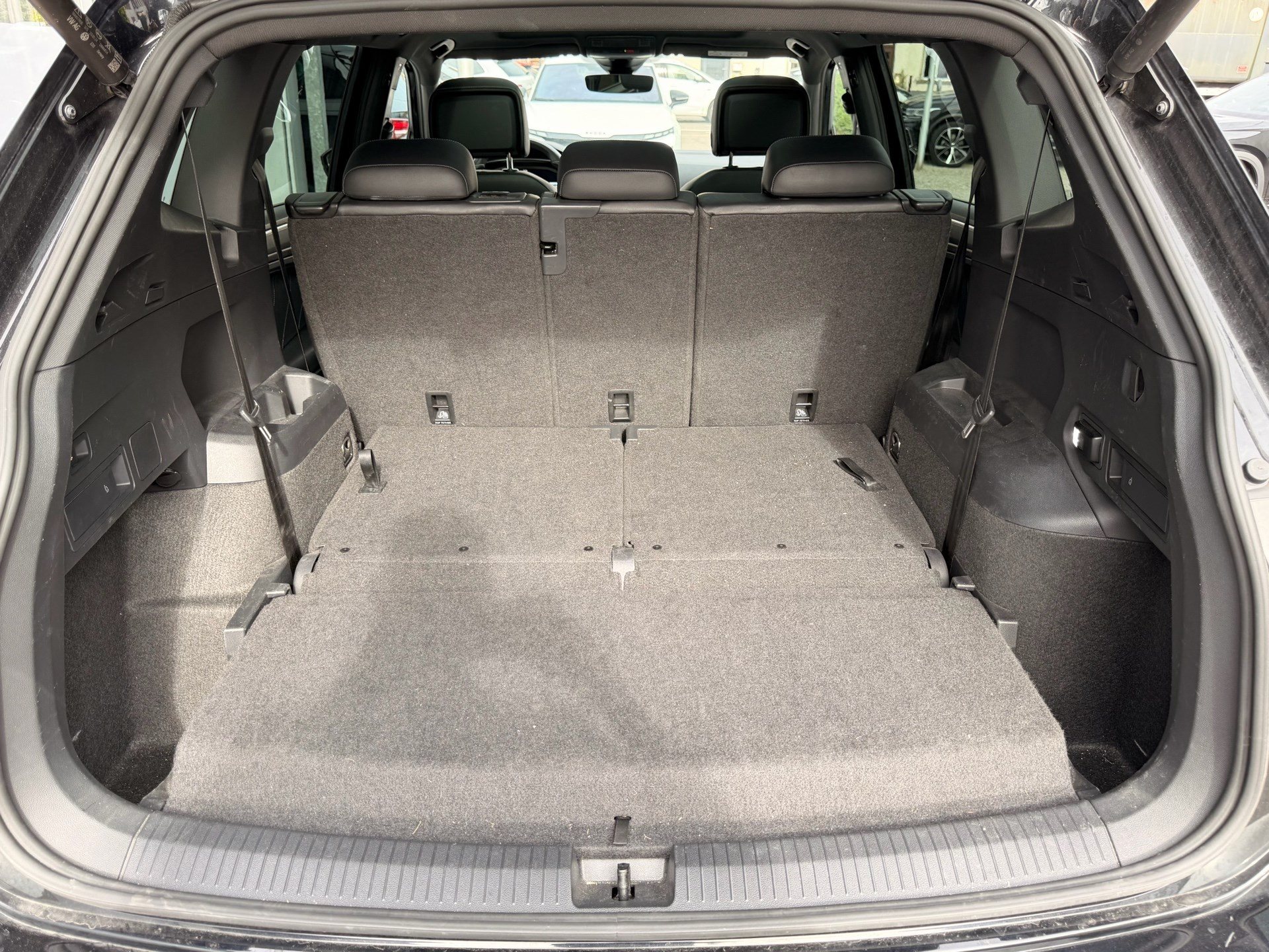 VW Tiguan Allspace R-LINE 4MOTION BLACK STYLE *** PANORAMAGLASDACH, 7-SITZER & ANHÄNGEKUPPLUNG***-image-25