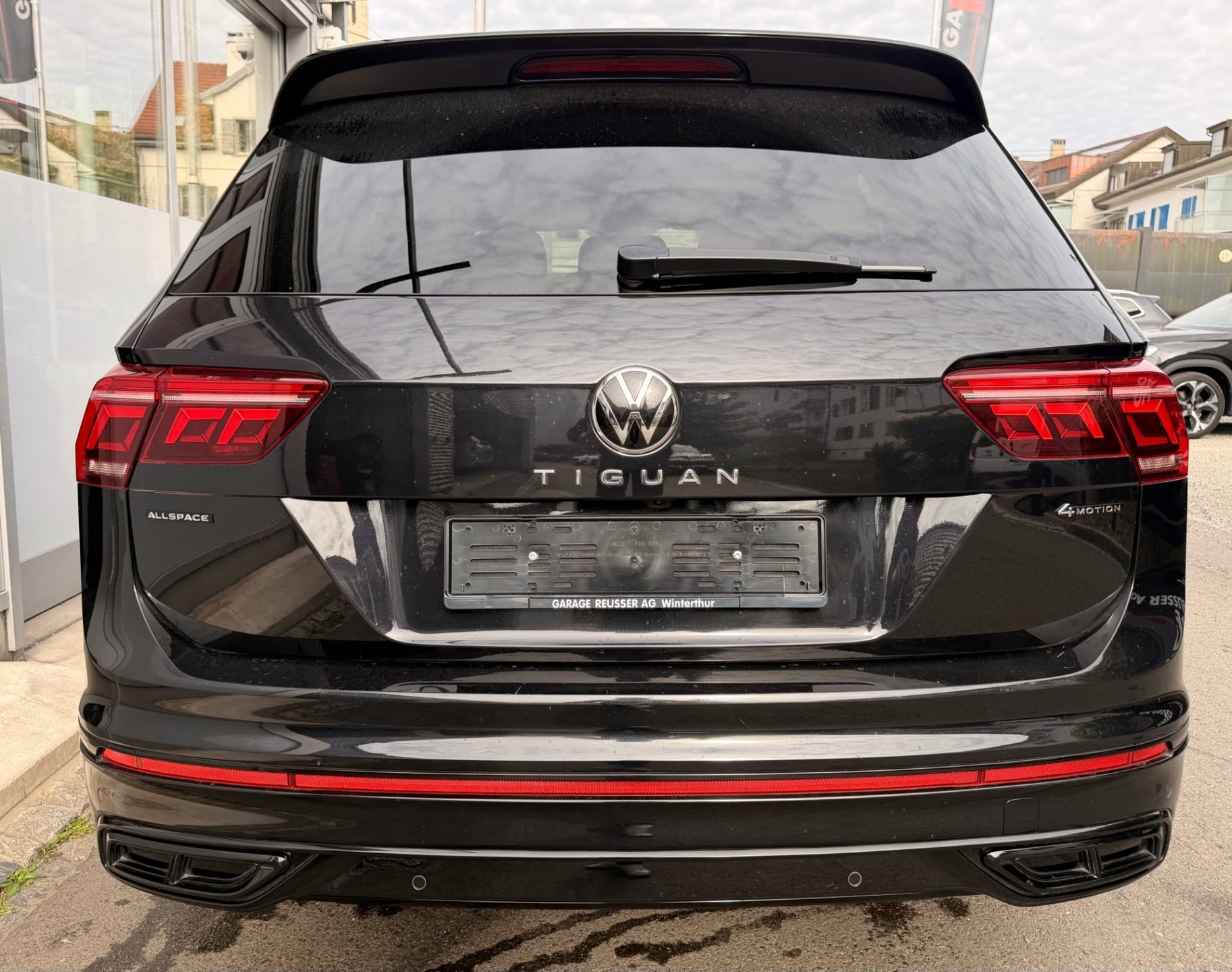 VW Tiguan Allspace R-LINE 4MOTION BLACK STYLE *** PANORAMAGLASDACH, 7-SITZER & ANHÄNGEKUPPLUNG***-image-4