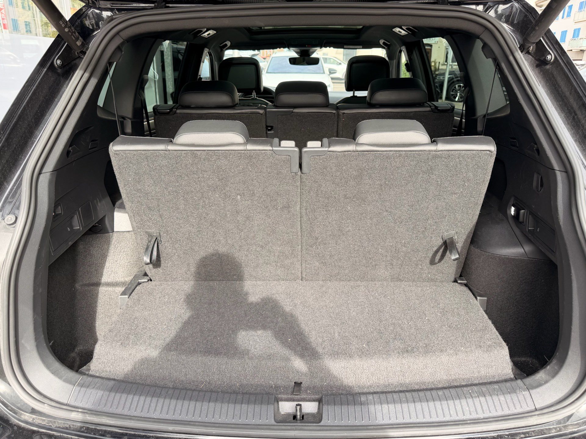 VW Tiguan Allspace R-LINE 4MOTION BLACK STYLE *** PANORAMAGLASDACH, 7-SITZER & ANHÄNGEKUPPLUNG***-image-26