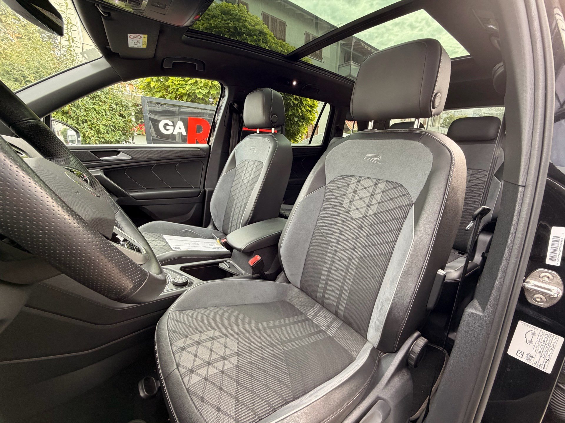 VW Tiguan Allspace R-LINE 4MOTION BLACK STYLE *** PANORAMAGLASDACH, 7-SITZER & ANHÄNGEKUPPLUNG***-image-7