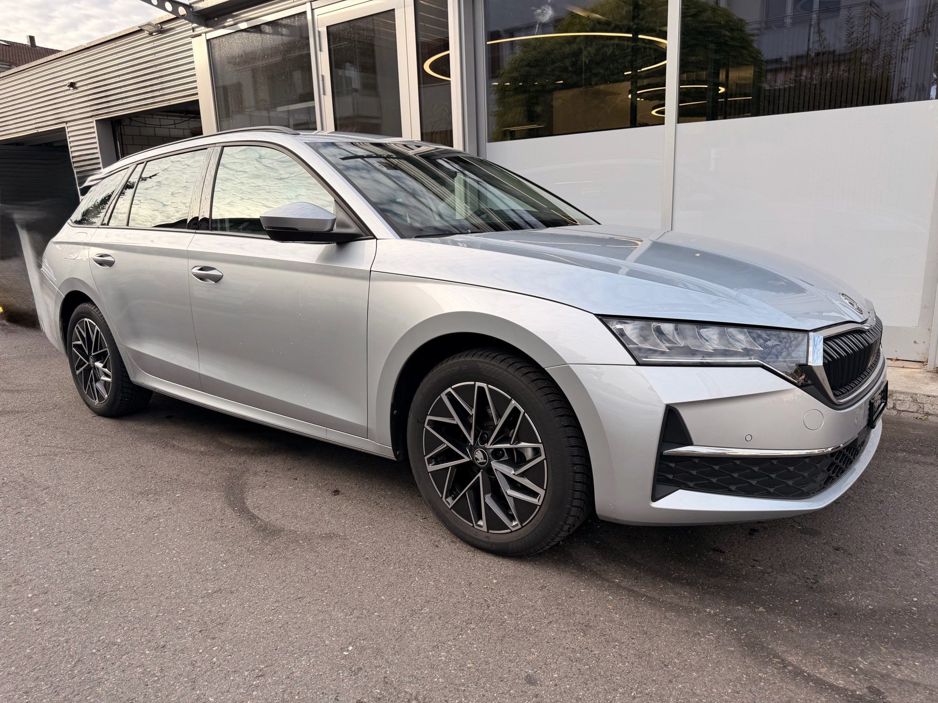 SKODA Octavia Combi 1.5 TSI mHEV 150 PS Selection ***ANHÄNGERKUPPLUNG SCHWENKBAR***-showroom-element-2