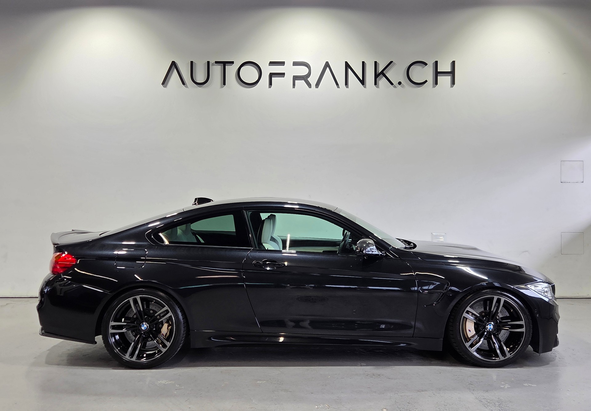 BMW M4 Coupé-showroom-element-1